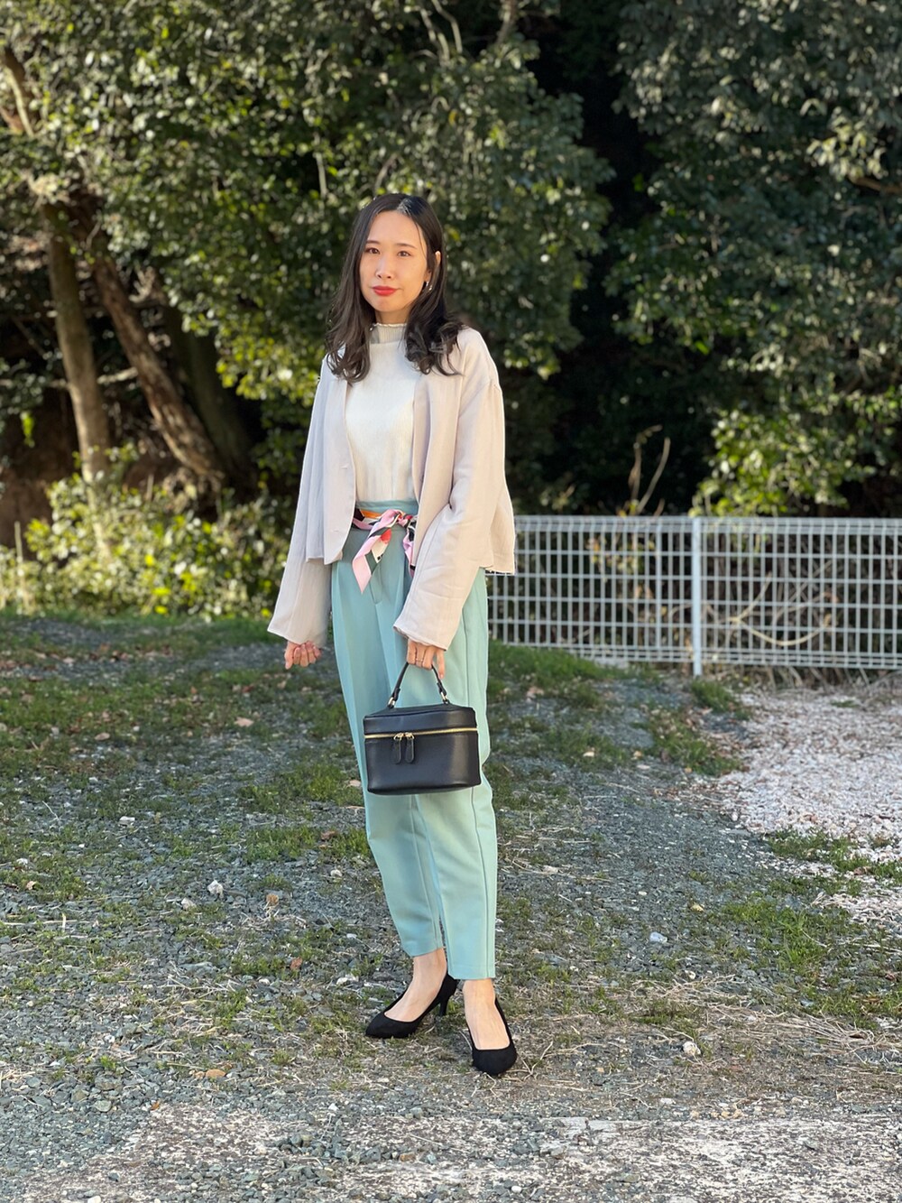 グリーン系のその他パンツ、グレー系のセットアップ、ブラック系のショルダーバッグを着用したレディースの冬コーディネートの4枚目の写真