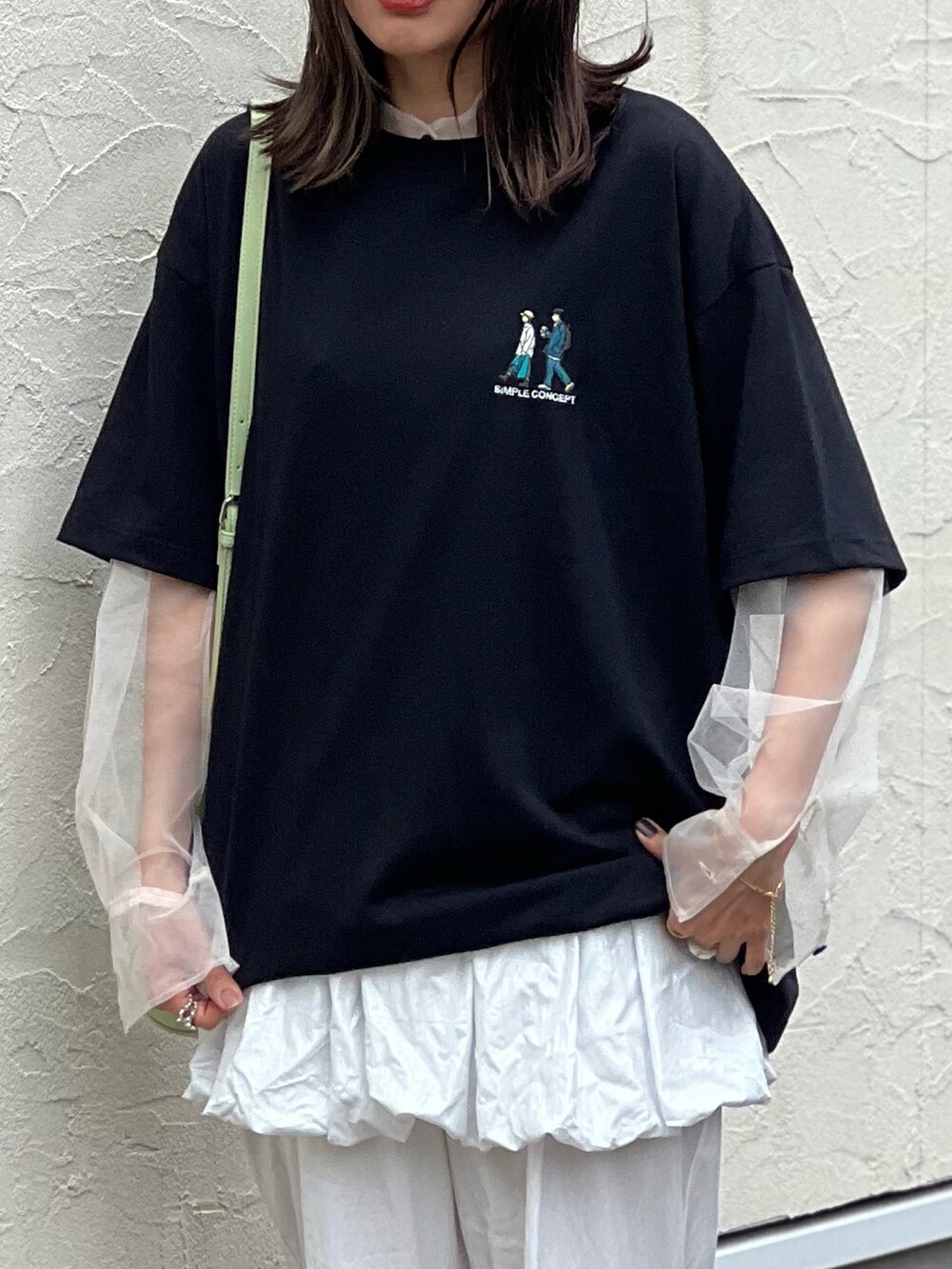 ブラック系のTシャツ/カットソー、ホワイト系のシャツ/ブラウス、グレー系のその他パンツを着用したレディースの春コーディネートの2枚目の写真