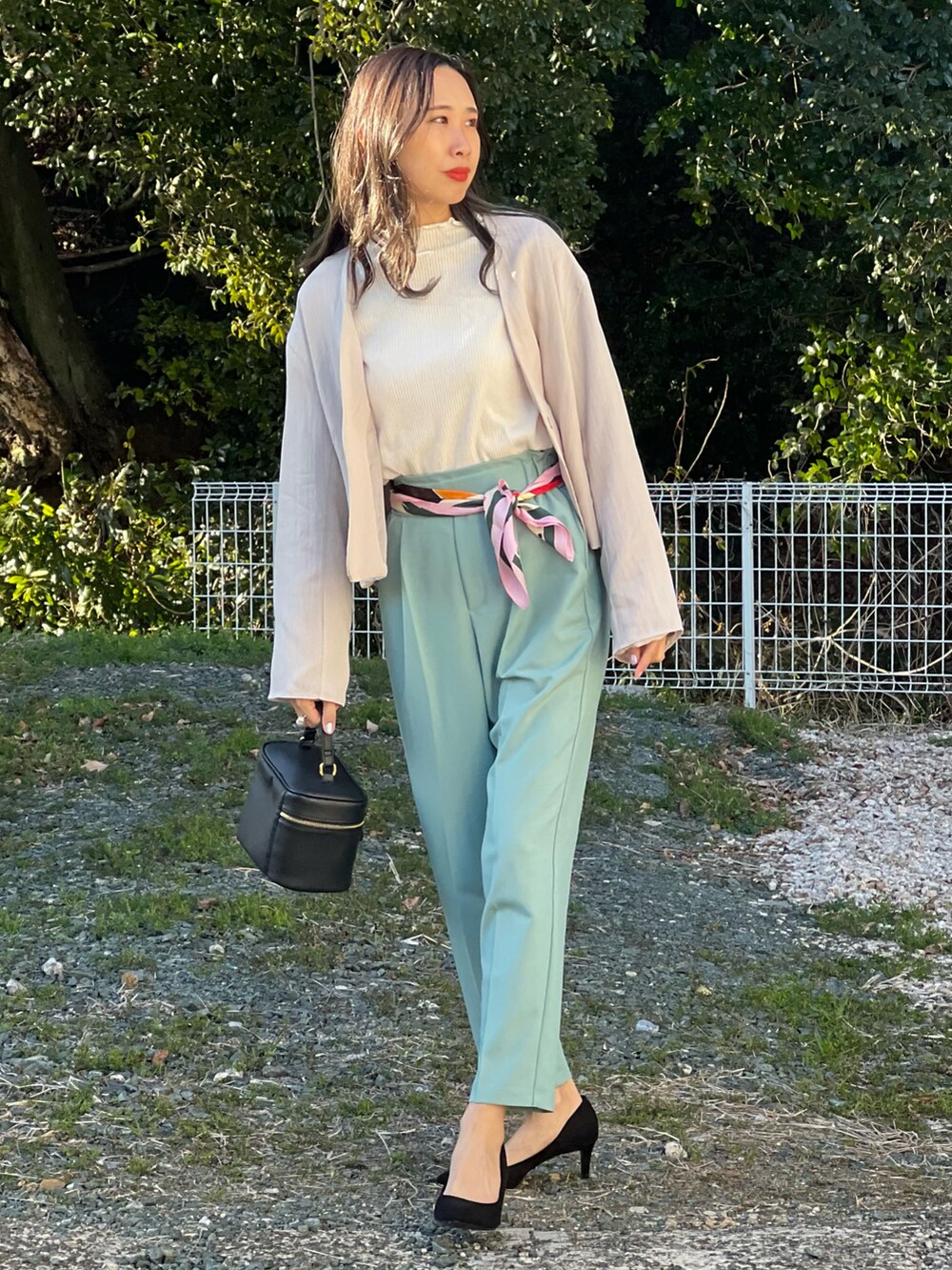 グリーン系のその他パンツ、グレー系のセットアップ、ブラック系のショルダーバッグを着用したレディースの冬コーディネートの5枚目の写真