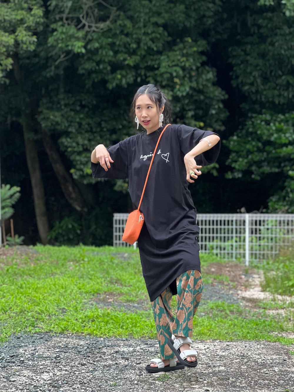 「アニエスベー、agnes b.、ロゴT、ワンピース、大人カジュアル、ラフ、ビッグシルエット、シンプルコーデ、休日スタイル、おおぶりピアス、ショルダーバッグ、夏コーデ」｜「agnes b.のWEB限定 SBX4 ROBE YOKO ワンピース（ワンピース、ブラック系）」を使った、あみぃさん（骨格ウェーブ・レディース・161cm）の夏コーディネートの2枚目の写真