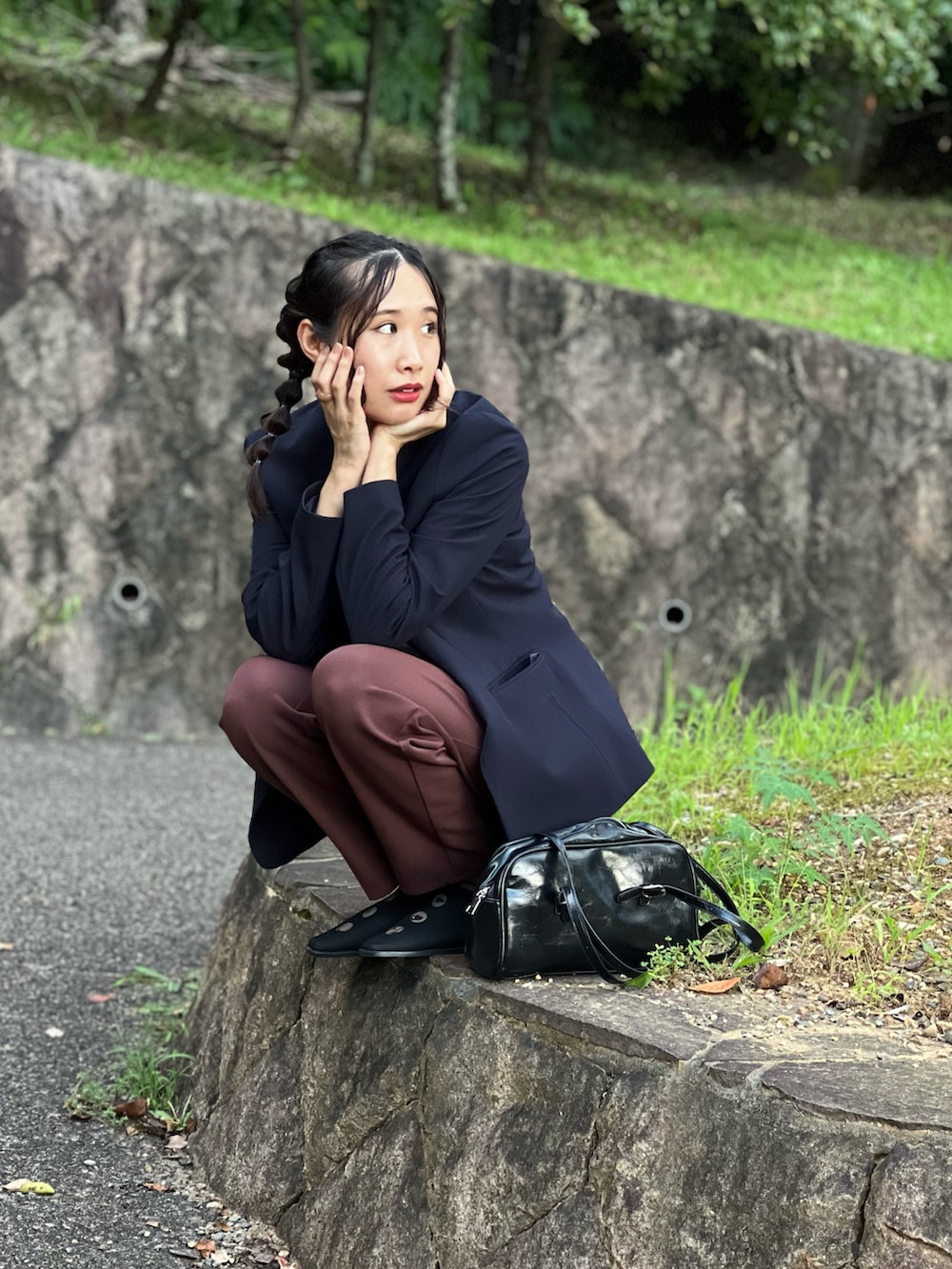 ブルー系のTシャツ/カットソー、ブラウン系のその他パンツ、ブラック系のその他シューズを着用したレディースの秋コーディネートの2枚目の写真