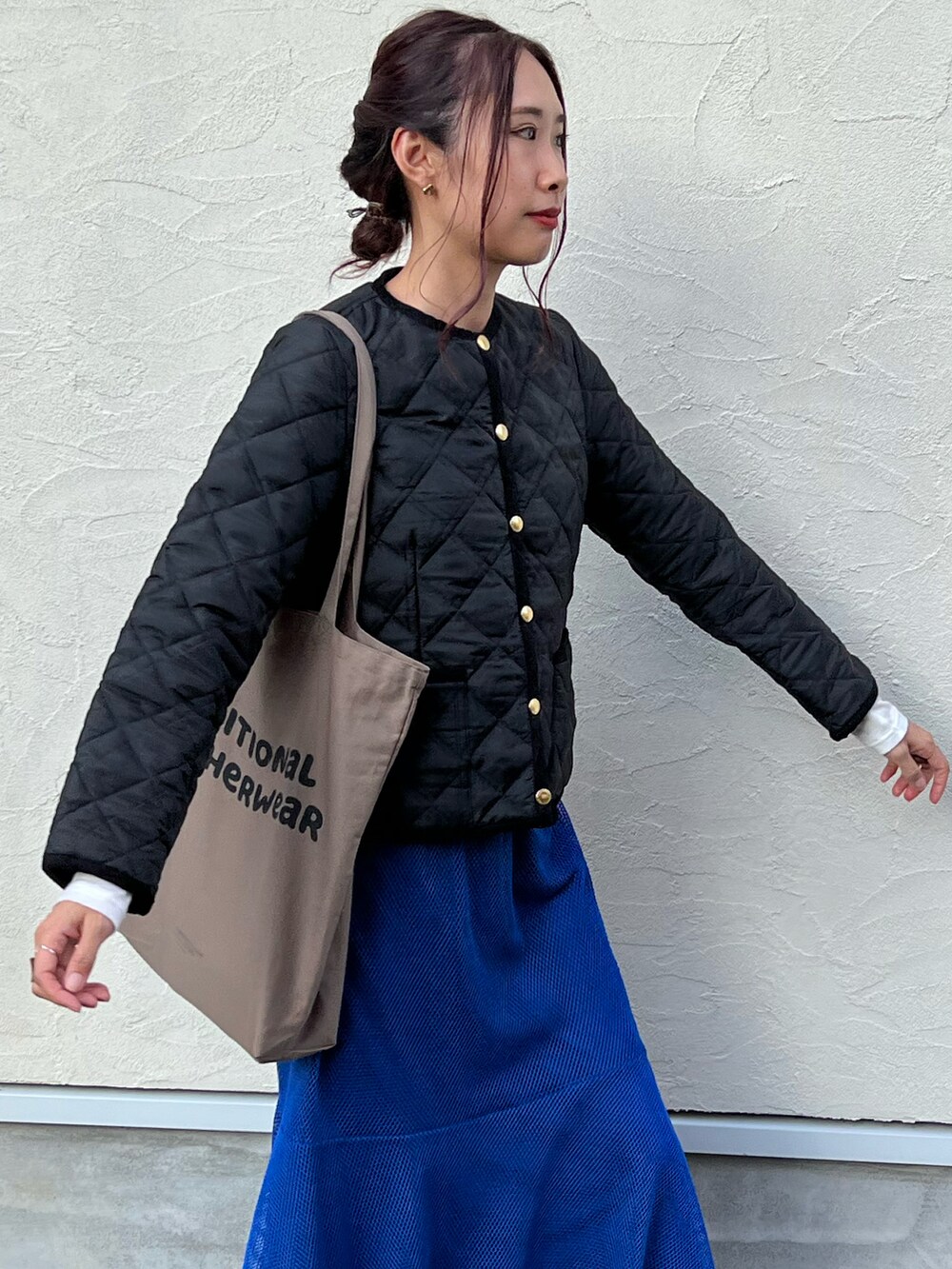 「Traditional Weatherwear、トラディショナルウェザーウエア、TWW、キルティングジャケット、キルティング、マーメイドスカート、シンプルコーデ、きれいめカジュアル、大人女子、トートバッグ、秋コーデ、秋ルック紹介するよ」|「Traditional WeatherwearのARKLEY(ノーカラージャケット、ブラック系)」を使った、あみぃさん(骨格ウェーブ・レディース・161cm)の秋コーディネートの5枚目の写真
