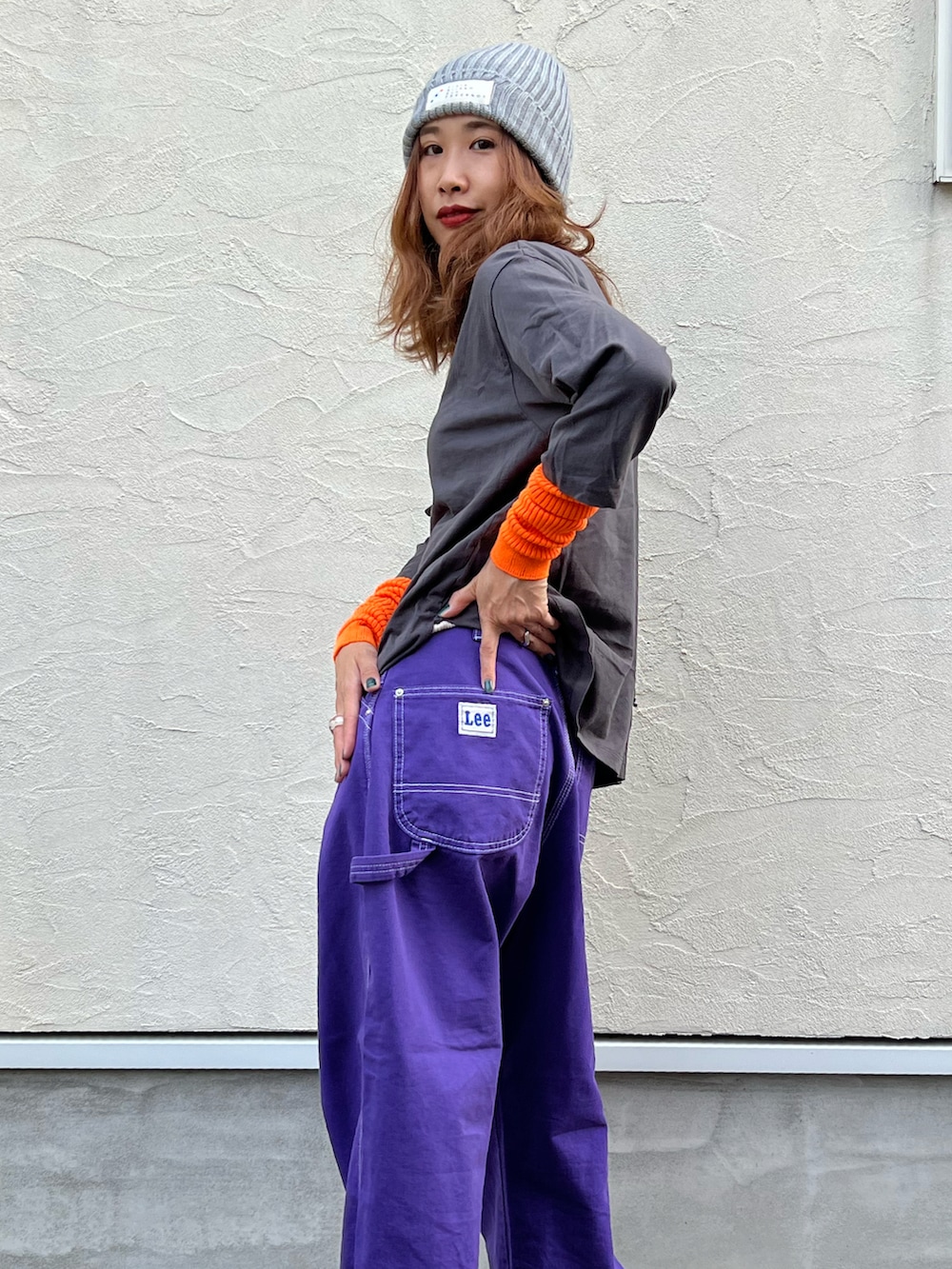 パープル系のデニムパンツ、グレー系のTシャツ/カットソー、その他のリングを着用したレディースの秋コーディネートの3枚目の写真