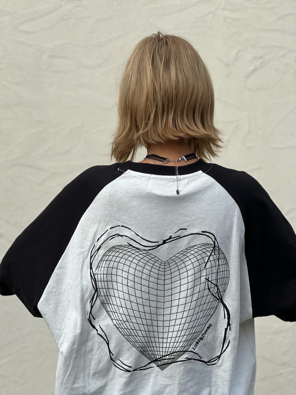 ホワイト系のTシャツ/カットソー、ブルー系のスカート、シルバー系のスニーカーを着用したレディースの夏コーディネートの2枚目の写真