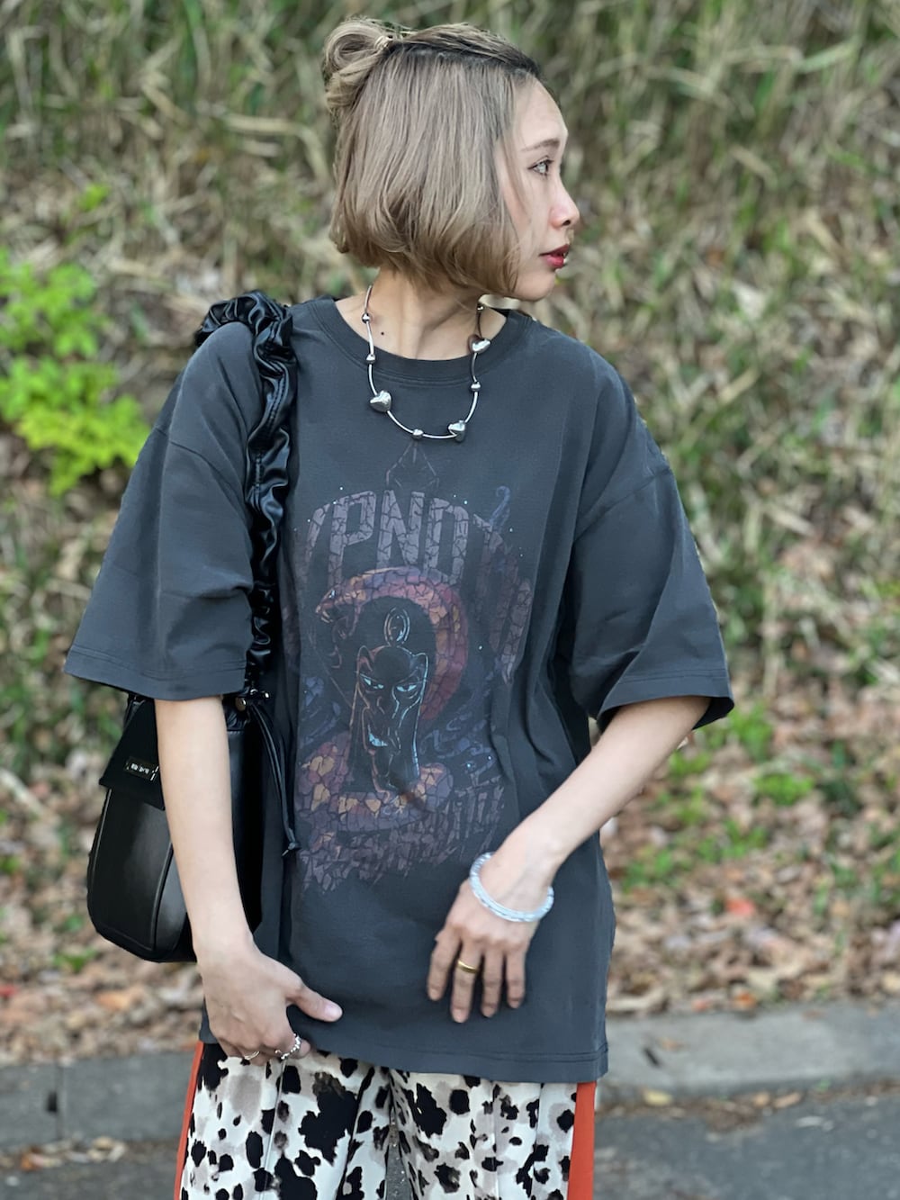 「大人カジュアル、休日スタイル、お出かけコーデ、PR、初夏コーデ、春夏コーデ、confirm、Tシャツ、disney、villains、ヴィランズ、プリントT、シンプルコーデ、休日コーデ」｜「Disneyの25SS 新柄追加【Disney / ディズニー】Villains /ヴィランズ ヴィンテージライク ピグメント加工 ビッグシルエット 半袖プリントTシャツ カットソー ユニセックス（Tシャツ/カットソー、グレー系）」を使った、あみぃさん（レディース・161cm）の春コーディネートの2枚目の写真