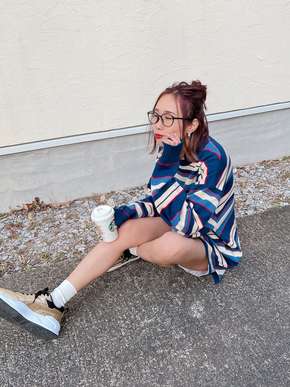 ブルー系のニット/セーター、ゴールド系のスニーカー、シルバー系のリングを着用したレディースの冬コーディネートの3枚目の写真