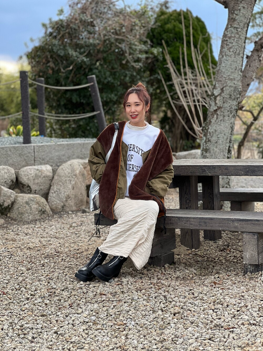 ホワイト系のスウェット、ブラウン系のその他アウター、ホワイト系のスカートを着用したレディースの冬コーディネートの2枚目の写真