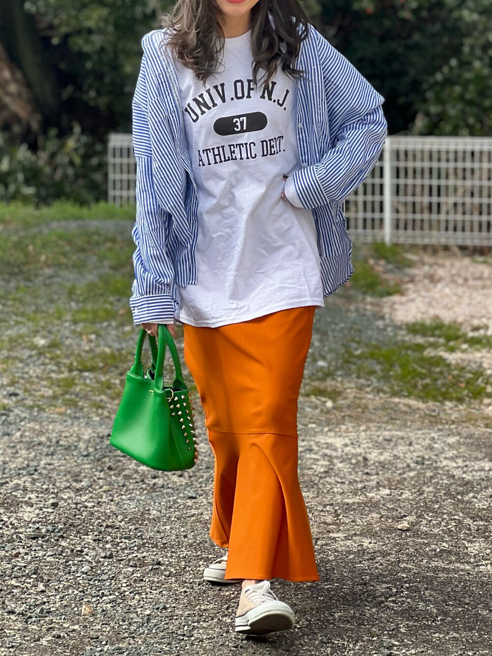 ホワイト系のTシャツ/カットソー、ブルー系のシャツ/ブラウス、イエロー系のスカートを着用したレディースの冬コーディネートの5枚目の写真