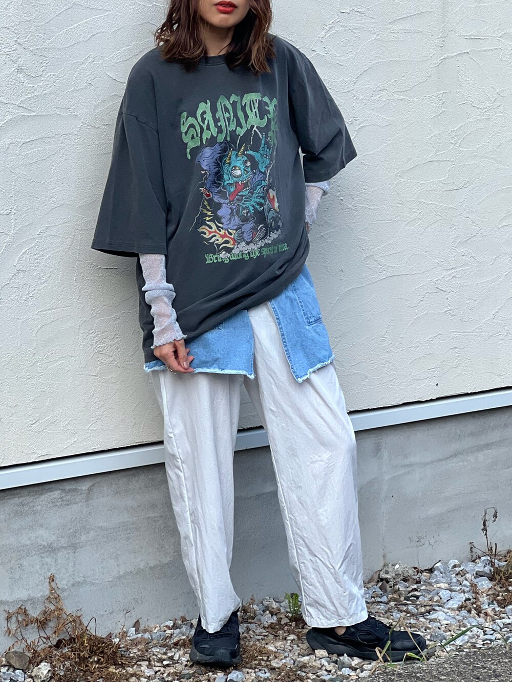 ブラック系のTシャツ/カットソー、ブルー系のデニムパンツ、グレー系のその他パンツを着用したレディースの春コーディネートの4枚目の写真