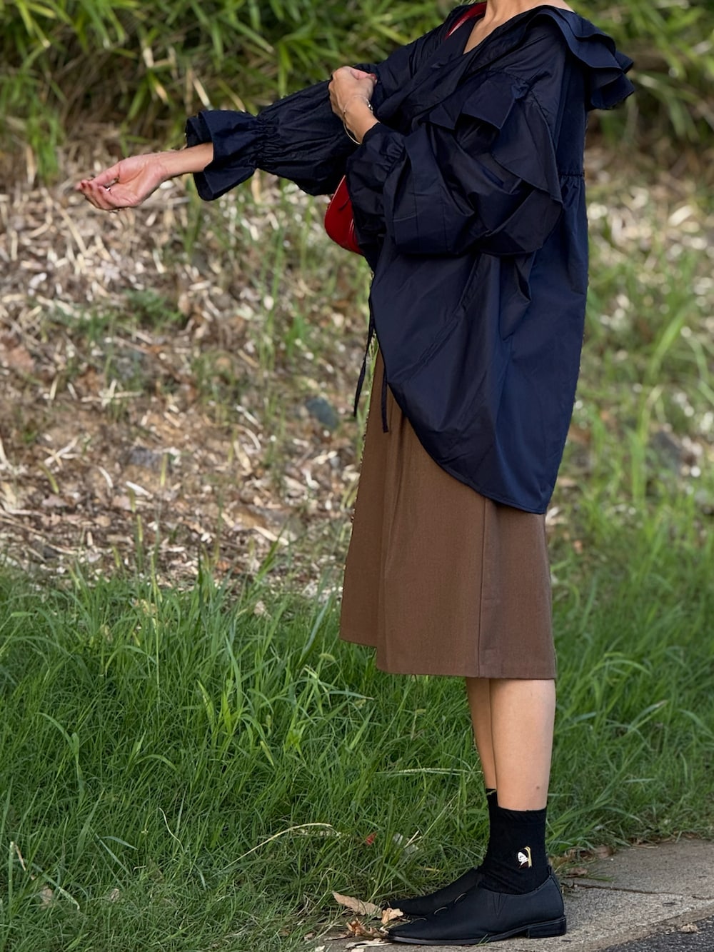 ブルー系のシャツ/ブラウス、レッド系のボストンバッグ、ブラック系のその他シューズを着用したレディースの秋コーディネートの3枚目の写真