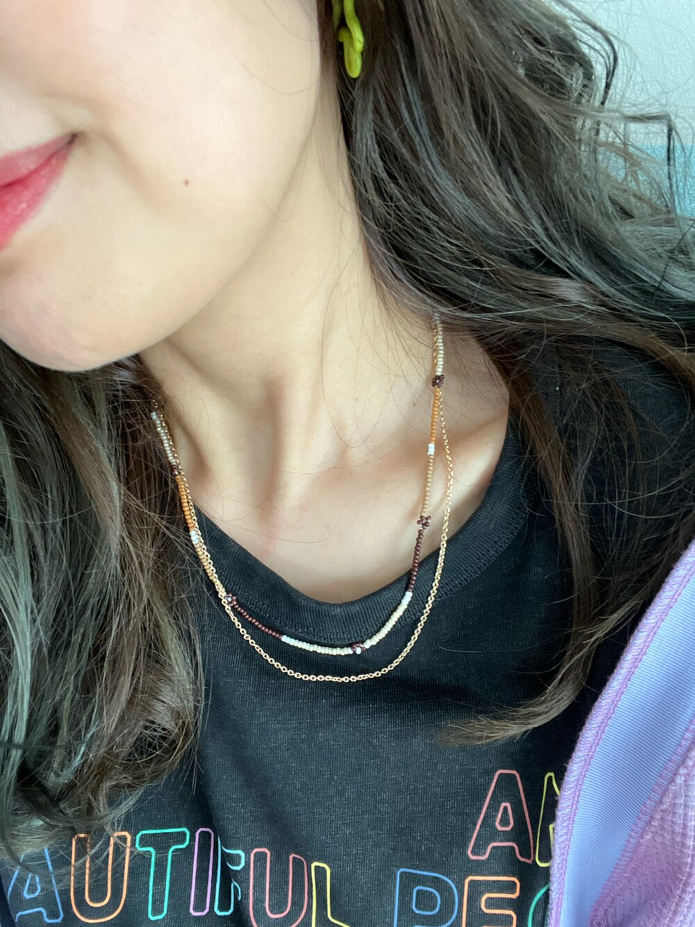 パープル系のカーディガン/ボレロ、ブラック系のTシャツ/カットソー、ホワイト系のその他パンツを着用したレディースの春コーディネートの4枚目の写真