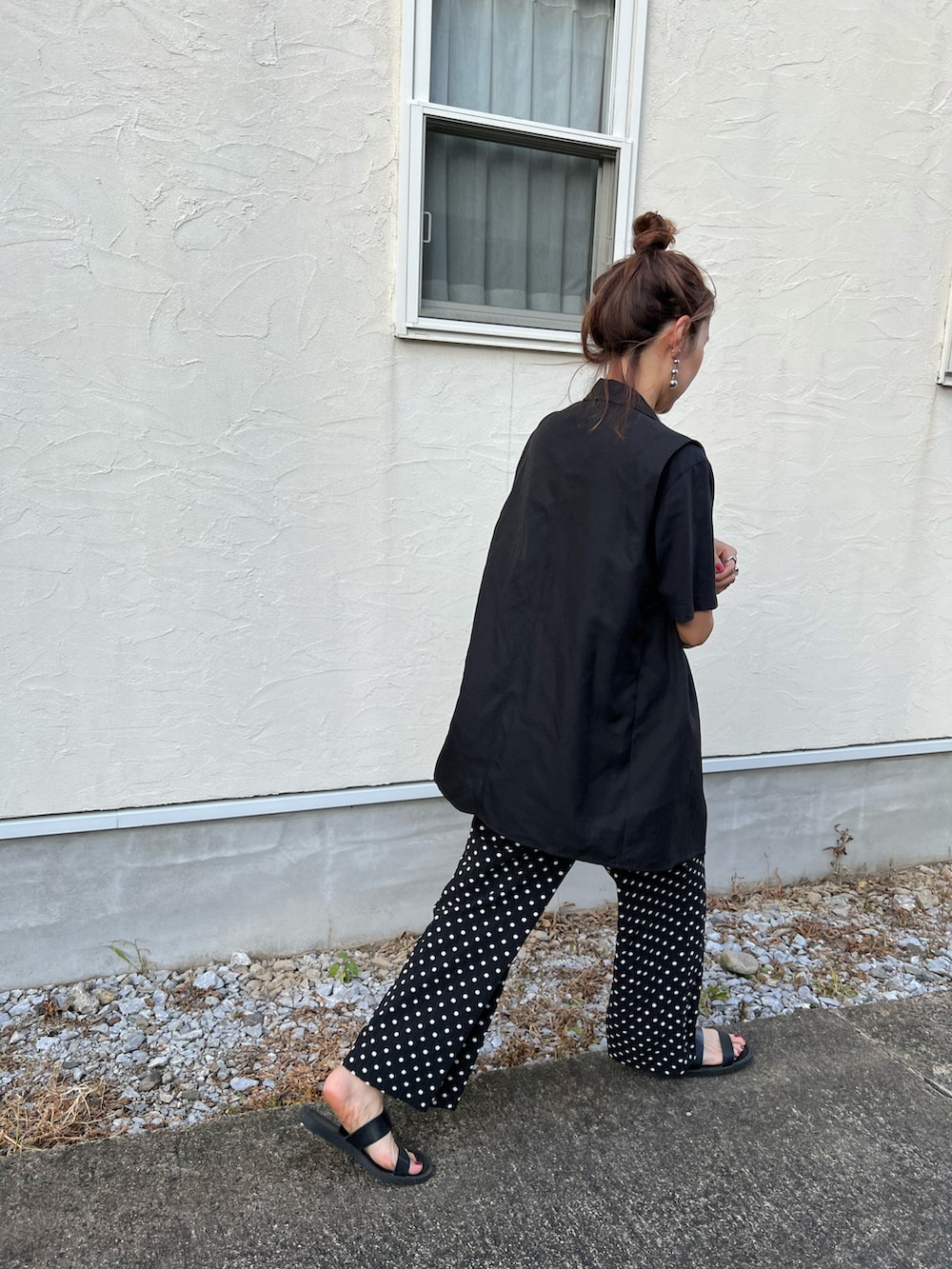ブラック系のその他パンツ、ブラック系のトートバッグを着用したレディースの夏コーディネートの3枚目の写真