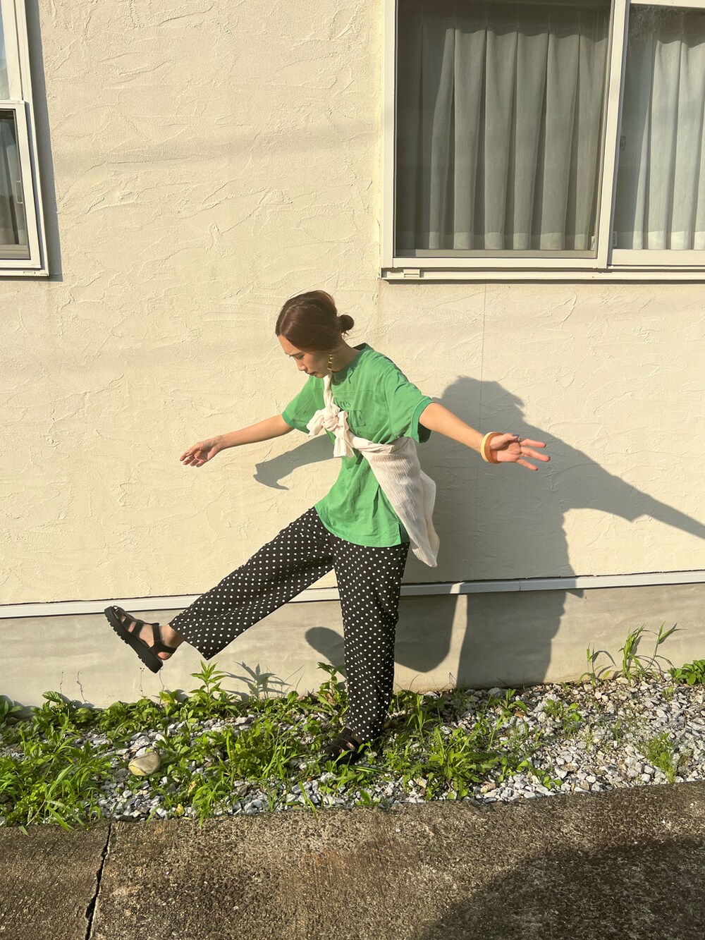 ブラック系のその他パンツ、ホワイト系のシャツ/ブラウス、ブラック系のサンダルを着用したレディースの夏コーディネートの3枚目の写真