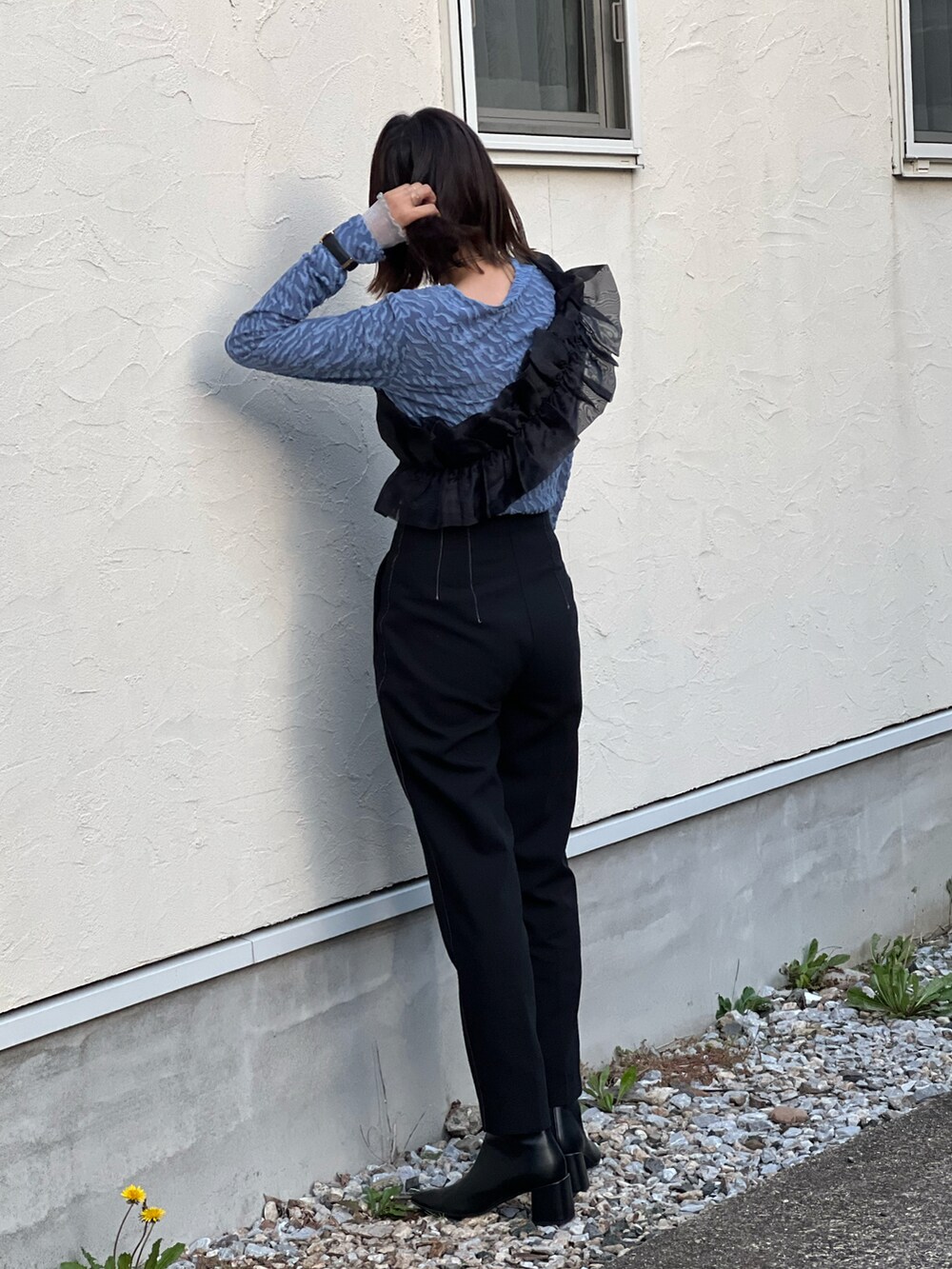 ブラック系のパンツ、ブラック系のブーツ、ブラック系のベルトを着用したレディースの秋コーディネートの3枚目の写真