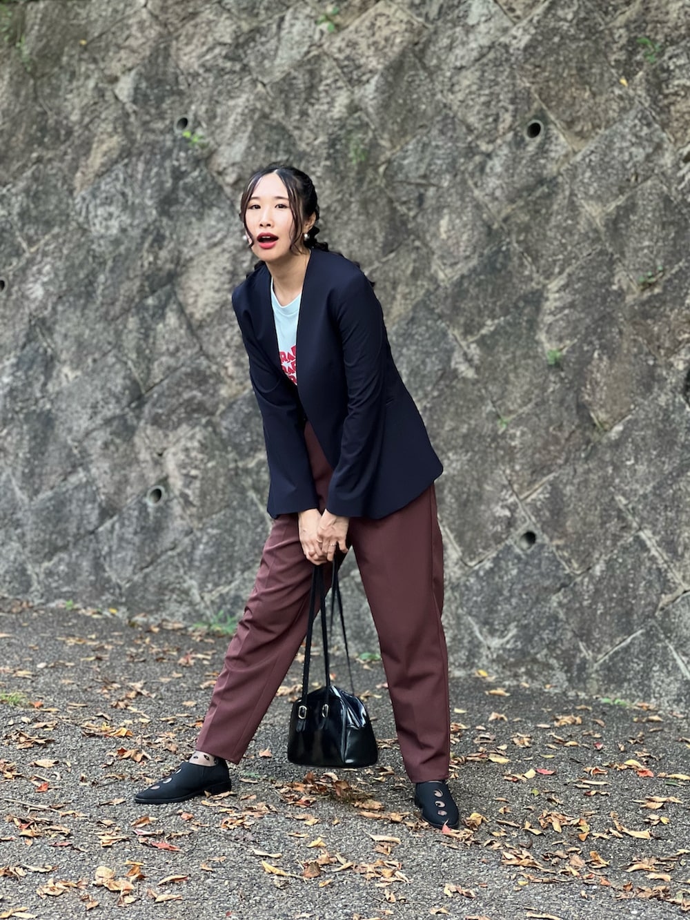 ブルー系のTシャツ/カットソー、ブラウン系のその他パンツ、ブラック系のその他シューズを着用したレディースの秋コーディネートの3枚目の写真
