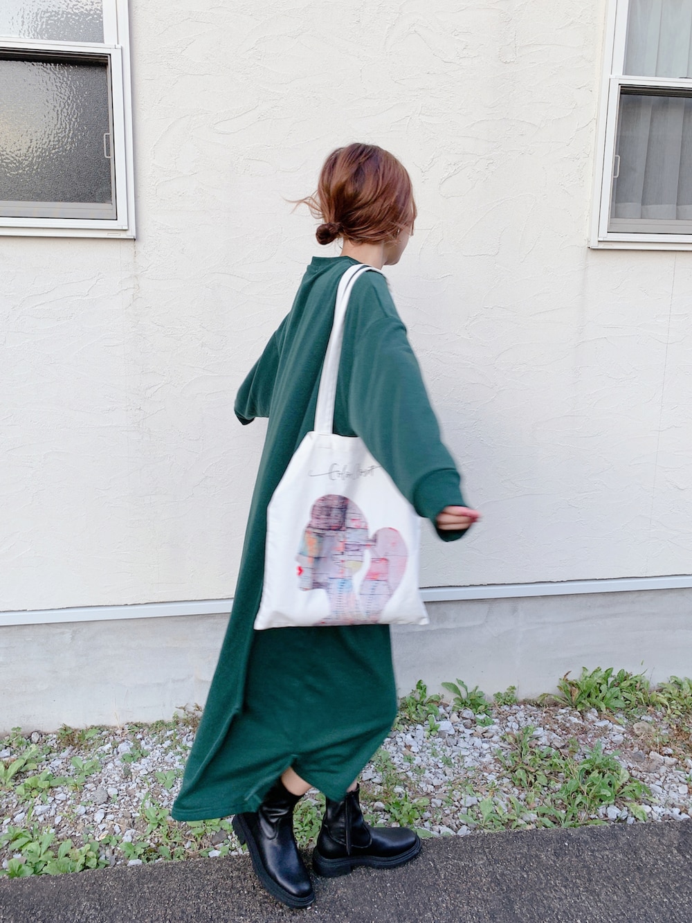 グリーン系のワンピース、ゴールド系のリング、シルバー系のリングを着用したレディースの冬コーディネートの4枚目の写真