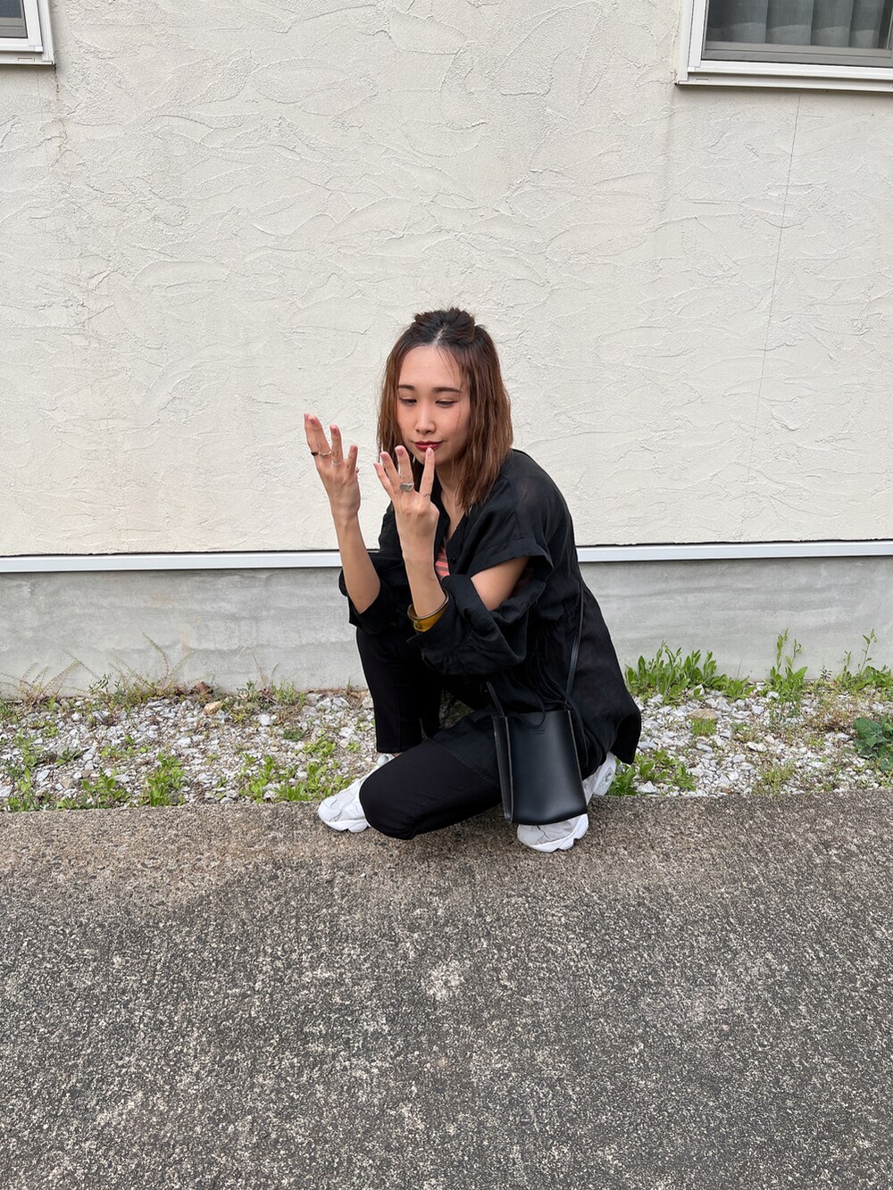 ブラック系のシャツ/ブラウス、ピンク系のタンクトップ、ブラック系のその他パンツを着用したレディースの春コーディネートの5枚目の写真