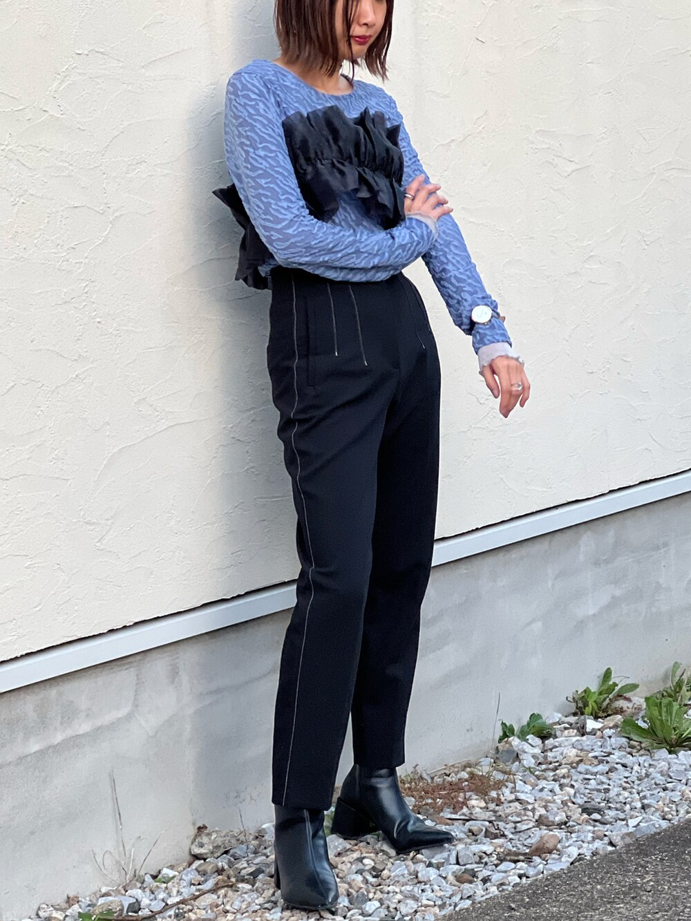 ブラック系のパンツ、ブラック系のブーツ、ブラック系のベルトを着用したレディースの秋コーディネートの5枚目の写真