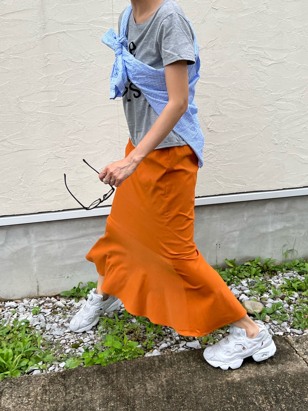 イエロー系のスカート、ブルー系のシャツ/ブラウス、グレー系のスニーカーを着用したレディースの夏コーディネートの4枚目の写真