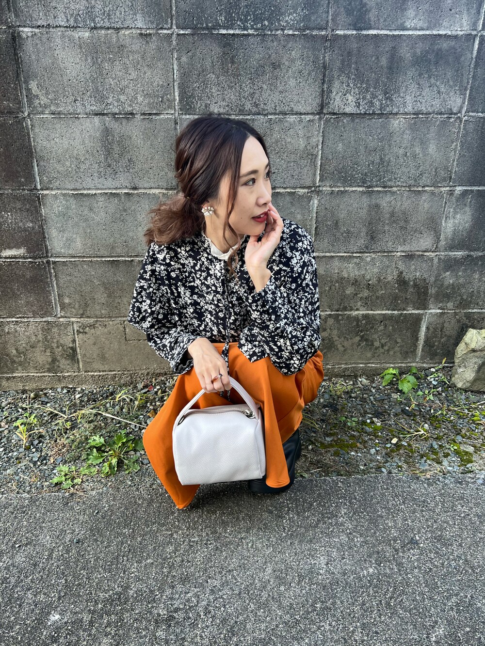 「COTORICA.、コトリカ、花柄、シャツブラウス、タックイン、秋コーデ、オレンジ、シンプルコーデ、マーメイドスカート、オトナ女子、大人かわいい」｜「COTORICAのケープカラーシャツ（シャツ/ブラウス、ブラック系）」を使った、あみぃさん（骨格ウェーブ・レディース・161cm）の秋コーディネートの4枚目の写真