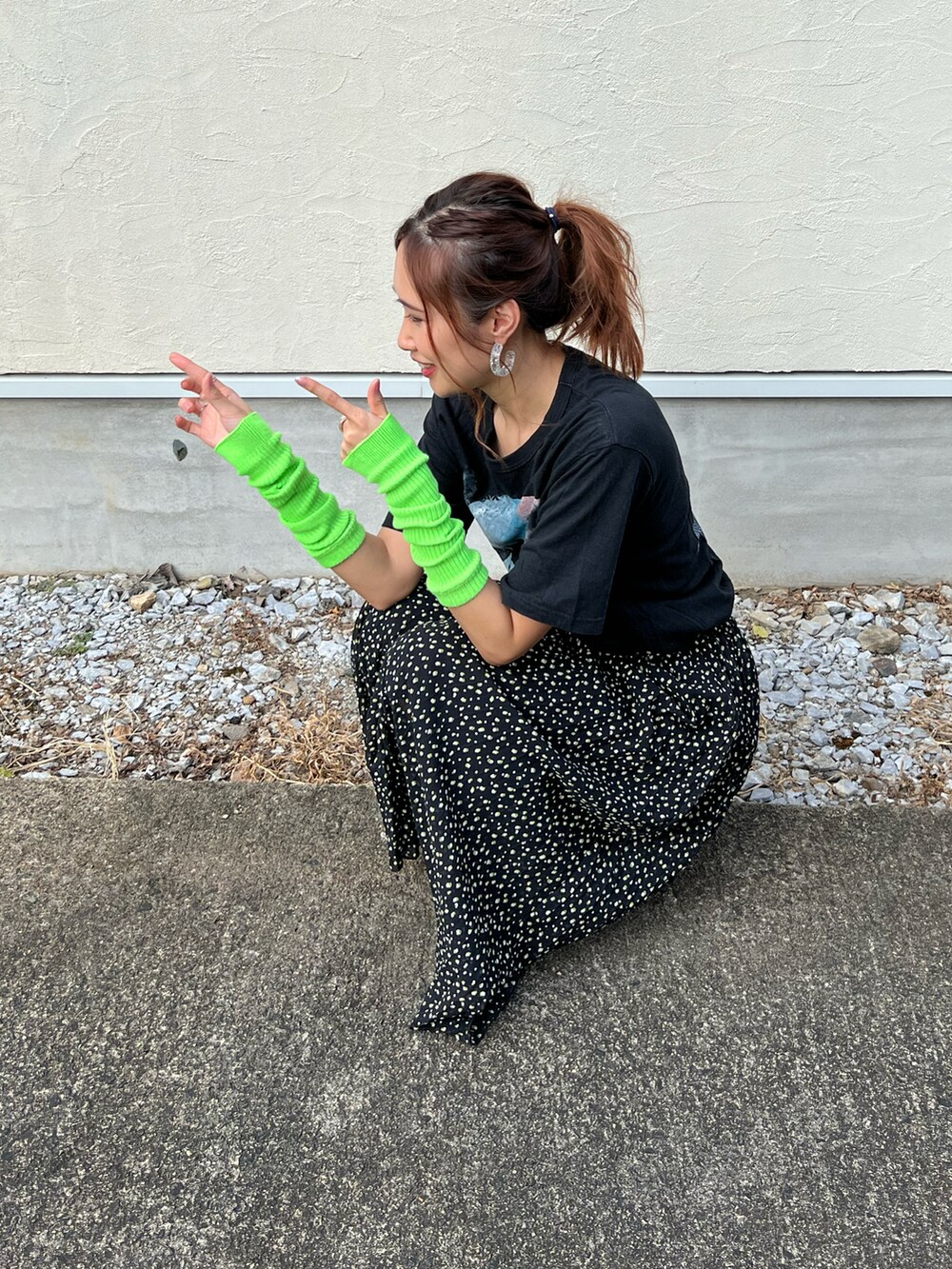 「夏のTシャツフェス、アームカバー、ロングスカート、タックイン、Tシャツ、スポーツサンダル、黒コーデ、真夏のアクティブスタイル、楽チンコーデ、プチプラ、韓国ファッション、ネオンカラー、ポイントカラー、カジュアル」｜「GUのアイテム（スカート、ブラック系）」を使った、あみぃさん（レディース・161cm）の夏コーディネートの3枚目の写真