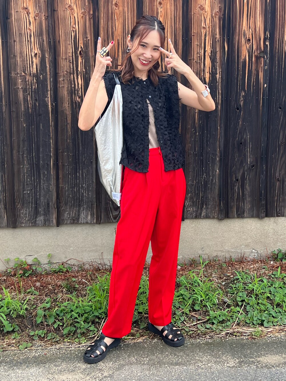 ブラック系のシャツ/ブラウス、レッド系のスラックス、ブラック系のサンダルを着用したレディースの夏コーディネートの5枚目の写真