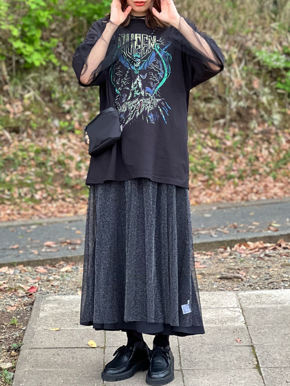 ブラック系のTシャツ/カットソー、ブラック系のシャツ/ブラウス、ブラック系のワンピースを着用したレディースの春コーディネートの4枚目の写真