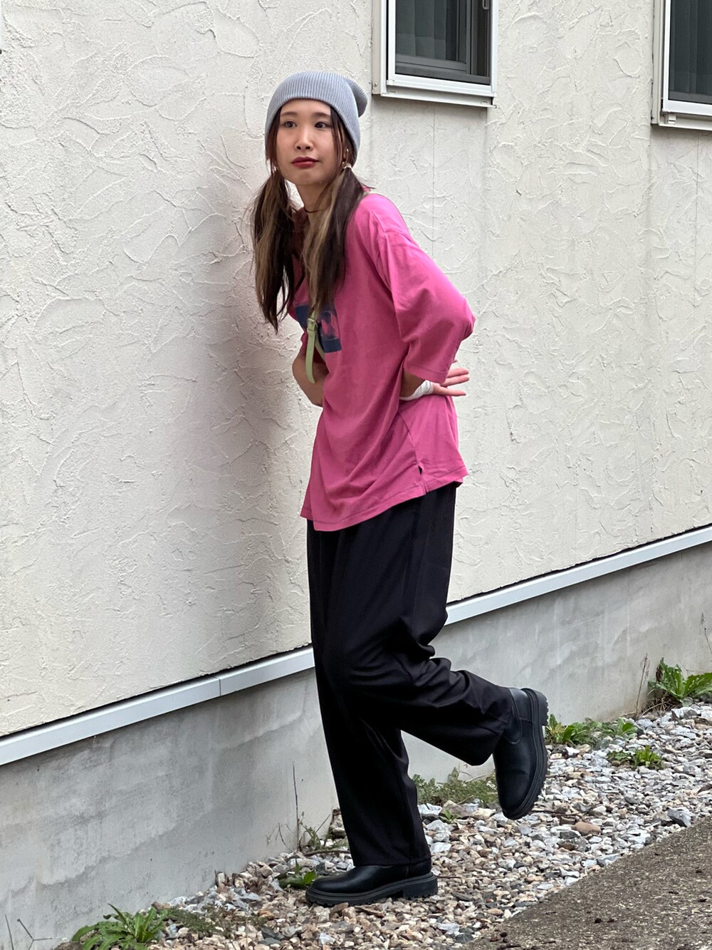 ピンク系のTシャツ/カットソー、ブラック系のスラックス、グリーン系のショルダーバッグを着用したレディースの秋コーディネートの5枚目の写真