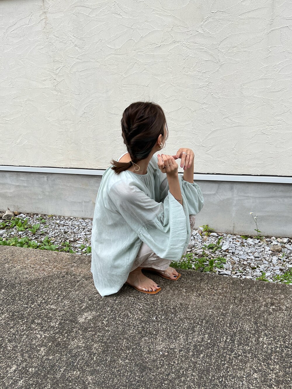 グリーン系のシャツ/ブラウス、ホワイト系のタンクトップ、ホワイト系のその他パンツを着用したレディースの夏コーディネートの3枚目の写真