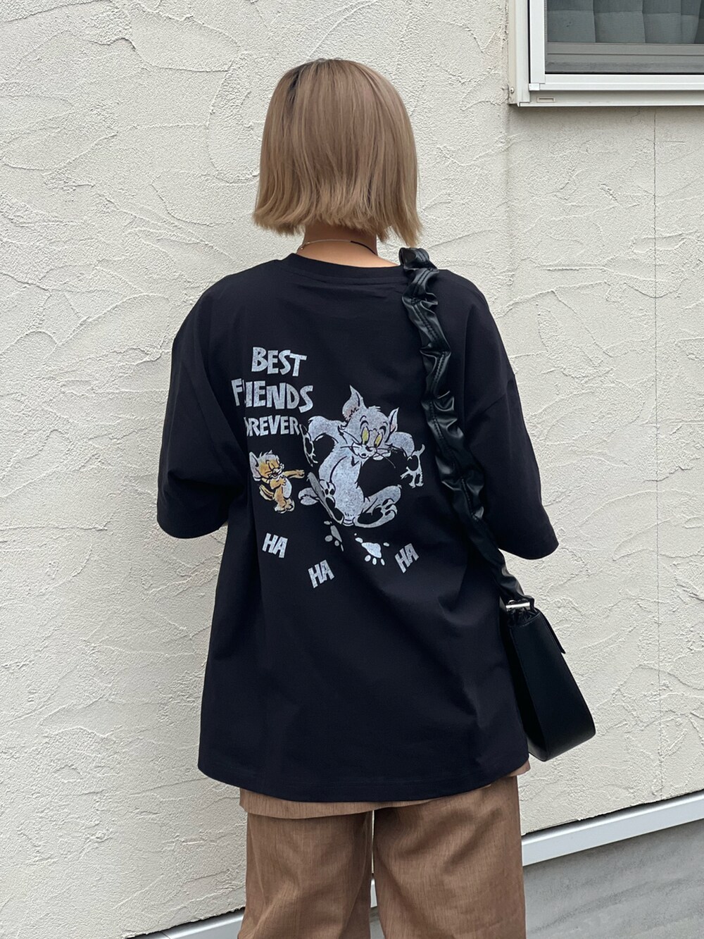 ブラック系のTシャツ/カットソー、ベージュ系のその他パンツ、シルバー系のスニーカーを着用したレディースの春コーディネートの3枚目の写真
