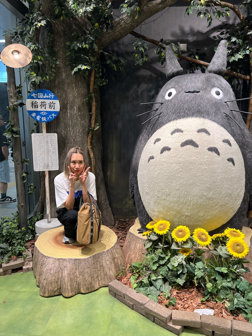 ホワイト系のTシャツ/カットソー、ベージュ系のトートバッグ、ブラック系のパンツを着用したレディースの秋コーディネートの5枚目の写真