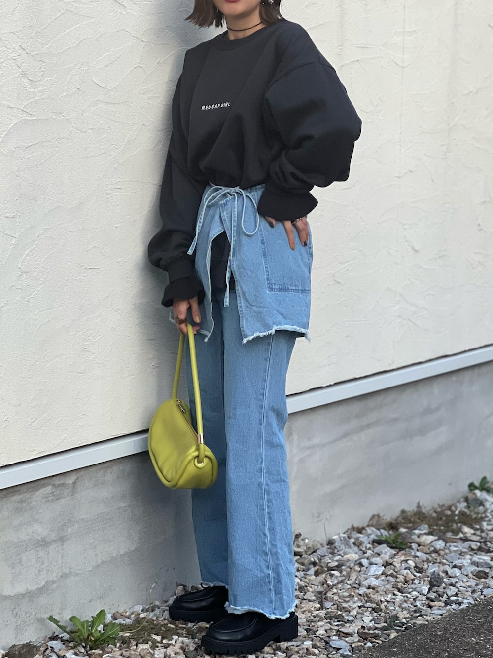 グレー系のスウェット、ブルー系のデニムパンツ、ブラック系のシューズを着用したレディースの秋コーディネートの4枚目の写真