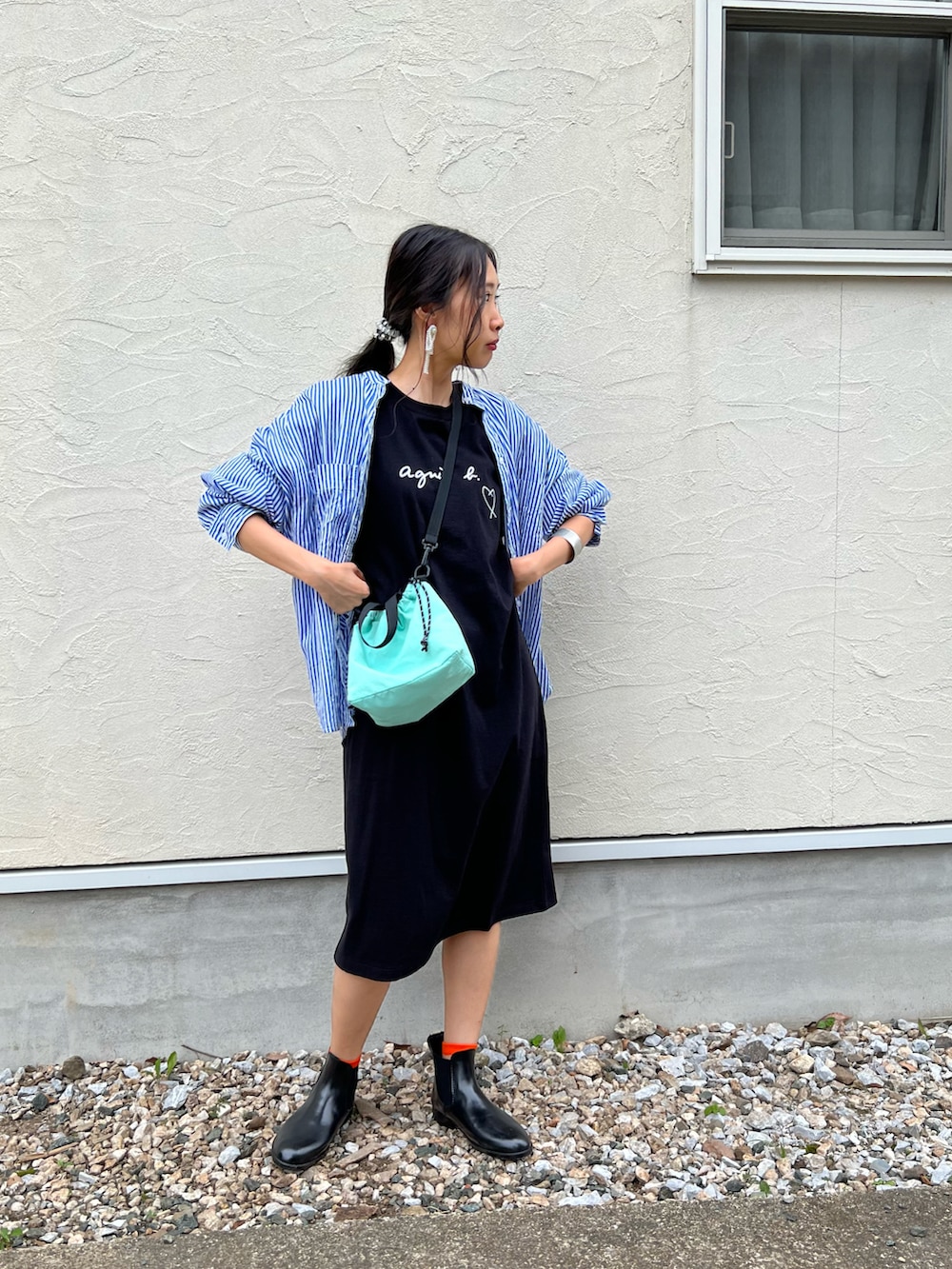 「agnes b.、アニエスベー、ワンピースコーデ、夏コーデ、雨の日コーデ、レインブーツ、大人カジュアル、休日スタイル、シャツスタイル、シアー、ラフ、カジュアルコーデ、差し色、フェススタイル、ゆるコーデ」｜「agnes b.のWEB限定 SBX4 ROBE YOKO ワンピース（ワンピース、ブラック系）」を使った、あみぃさん（骨格ウェーブ・レディース・161cm）の夏コーディネートの3枚目の写真