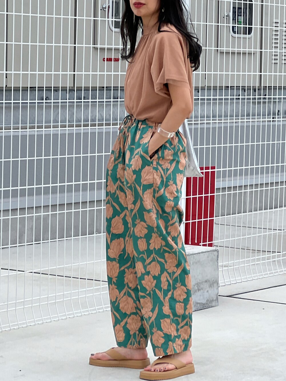 グリーン系のその他パンツ、ベージュ系のサンダル、シルバー系のトートバッグを着用したレディースの夏コーディネートの2枚目の写真