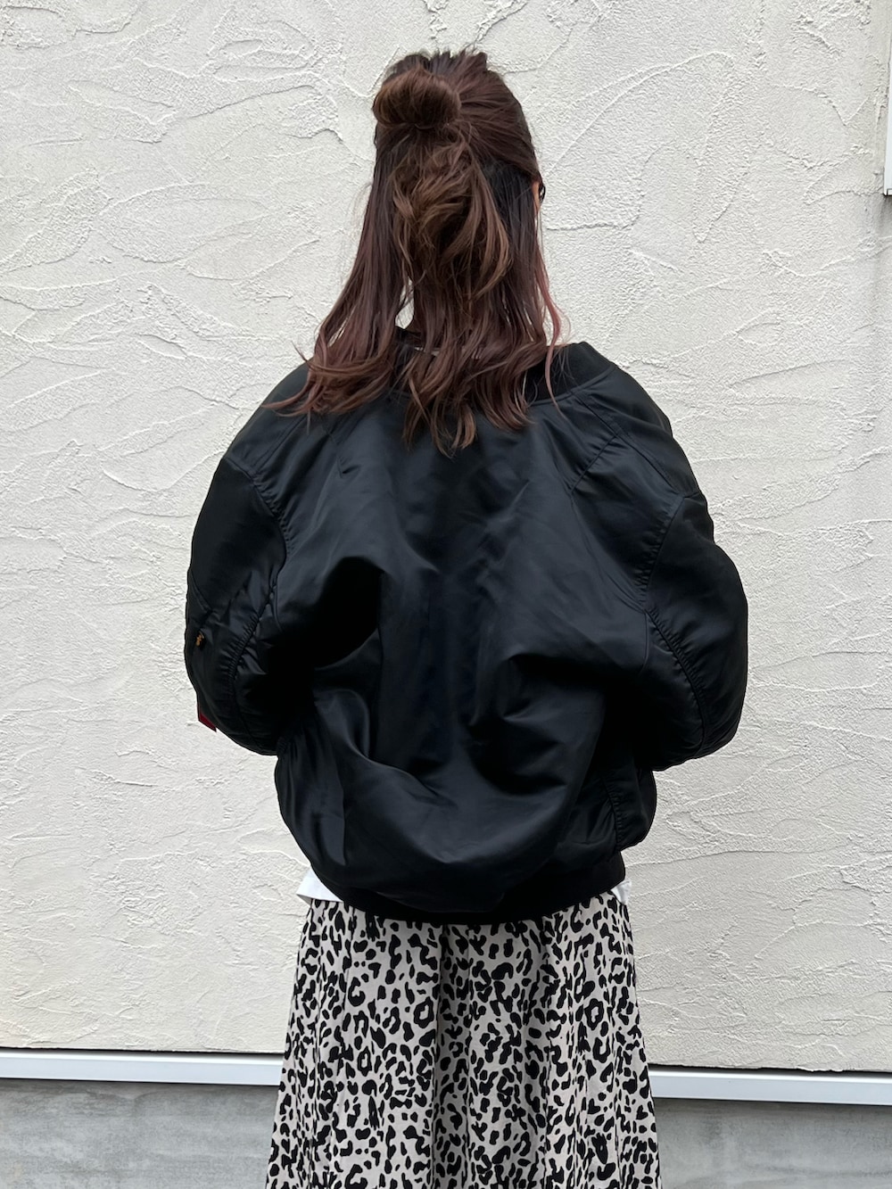 「alpha、alphaindustries、ALPHA MA-1、MA-1、ジャケット、フライトジャケット、リバーシブル、秋ルック紹介するよ、秋コーデ、モノトーン、肩落としスタイル、アニマル柄、カジュアルコーデ、シンプルコーデ、オーバーサイズ」｜「ALPHAのAlpha Industries/アルファインダストリーズ MA-1 CORE SPEC フライトジャケット（U.S.サイズ）リバーシブル（MA-1、ブラック系）」を使った、あみぃさん（骨格ウェーブ・レディース・161cm）の秋コーディネートの4枚目の写真