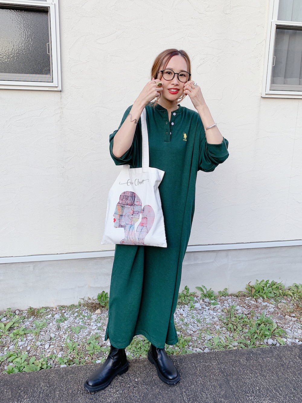 グリーン系のワンピース、ゴールド系のリング、シルバー系のリングを着用したレディースの冬コーディネートの3枚目の写真