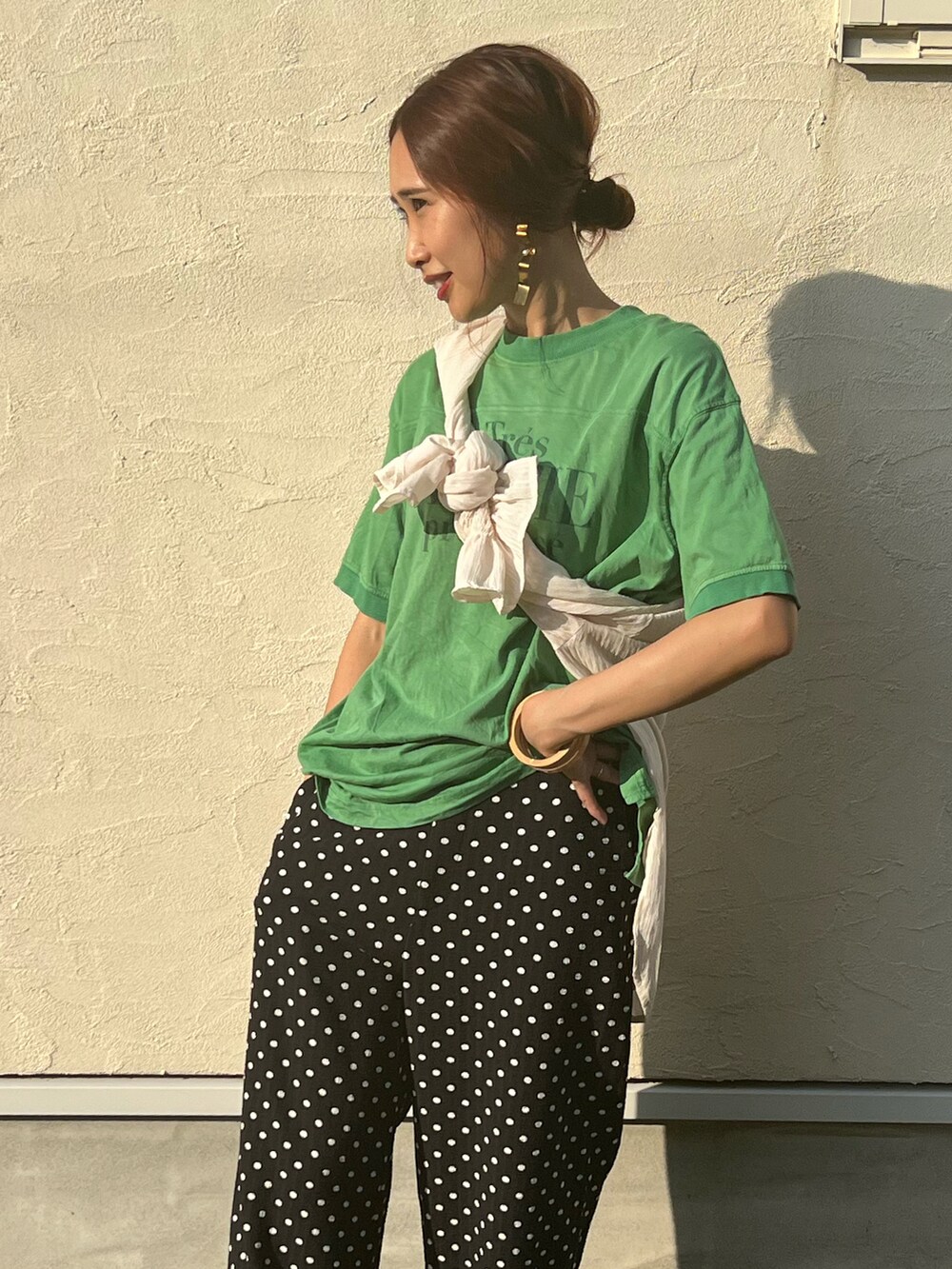 ブラック系のその他パンツ、ホワイト系のシャツ/ブラウス、ブラック系のサンダルを着用したレディースの夏コーディネートの5枚目の写真