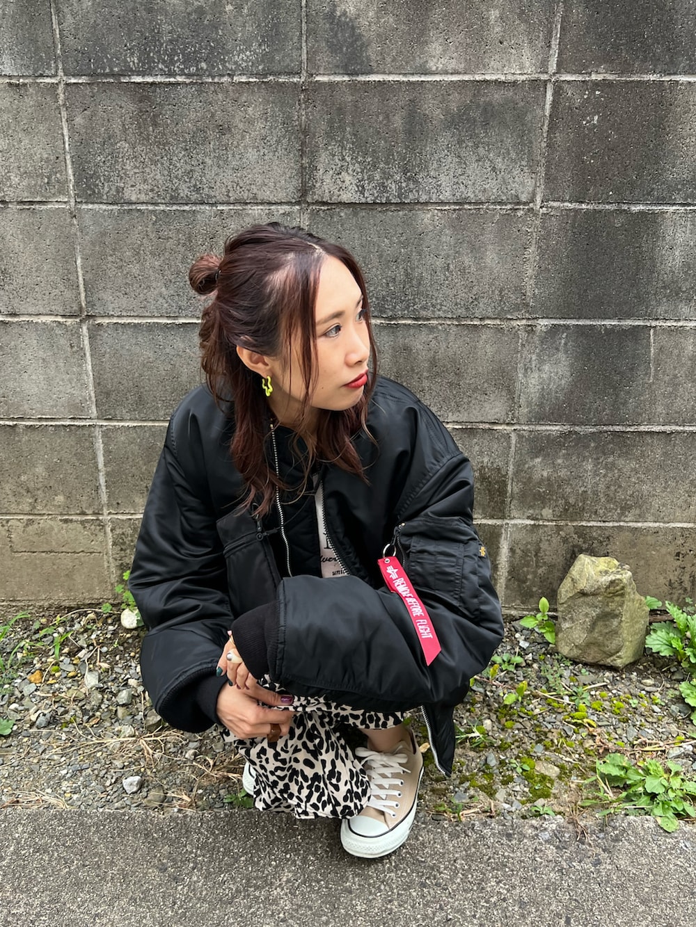 「alpha、alphaindustries、ALPHA MA-1、MA-1、ジャケット、フライトジャケット、リバーシブル、秋ルック紹介するよ、秋コーデ、モノトーン、肩落としスタイル、アニマル柄、カジュアルコーデ、シンプルコーデ、オーバーサイズ」｜「ALPHAのAlpha Industries/アルファインダストリーズ MA-1 CORE SPEC フライトジャケット（U.S.サイズ）リバーシブル（MA-1、ブラック系）」を使った、あみぃさん（骨格ウェーブ・レディース・161cm）の秋コーディネートの5枚目の写真