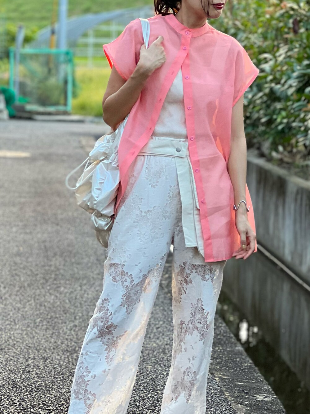 ピンク系のシャツ/ブラウス、ホワイト系のその他パンツ、ホワイト系のショルダーバッグを着用したレディースの夏コーディネートの4枚目の写真