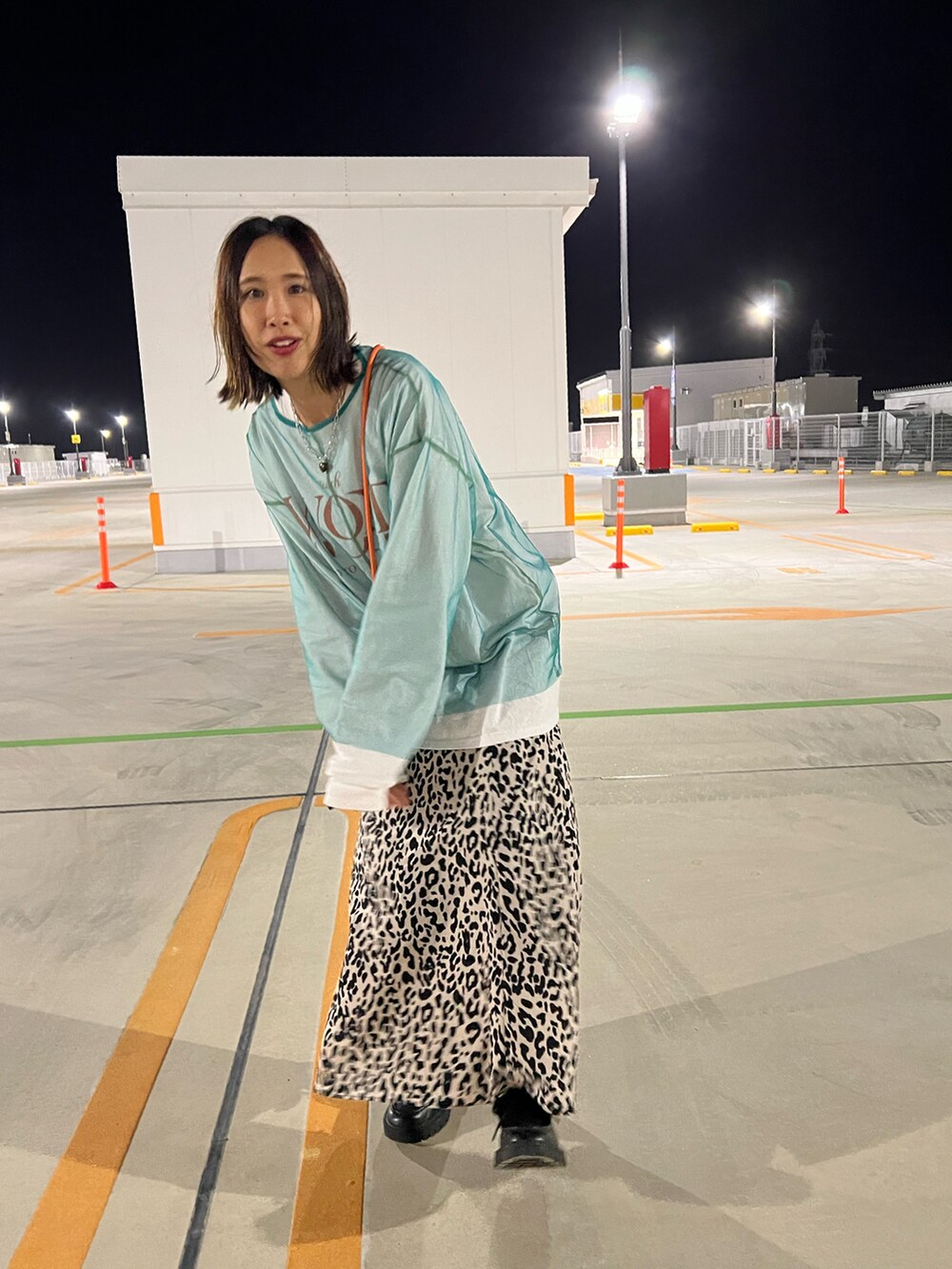 ブルー系のTシャツ/カットソー、ホワイト系のTシャツ/カットソー、ベージュ系のスカートを着用したレディースの秋コーディネートの2枚目の写真