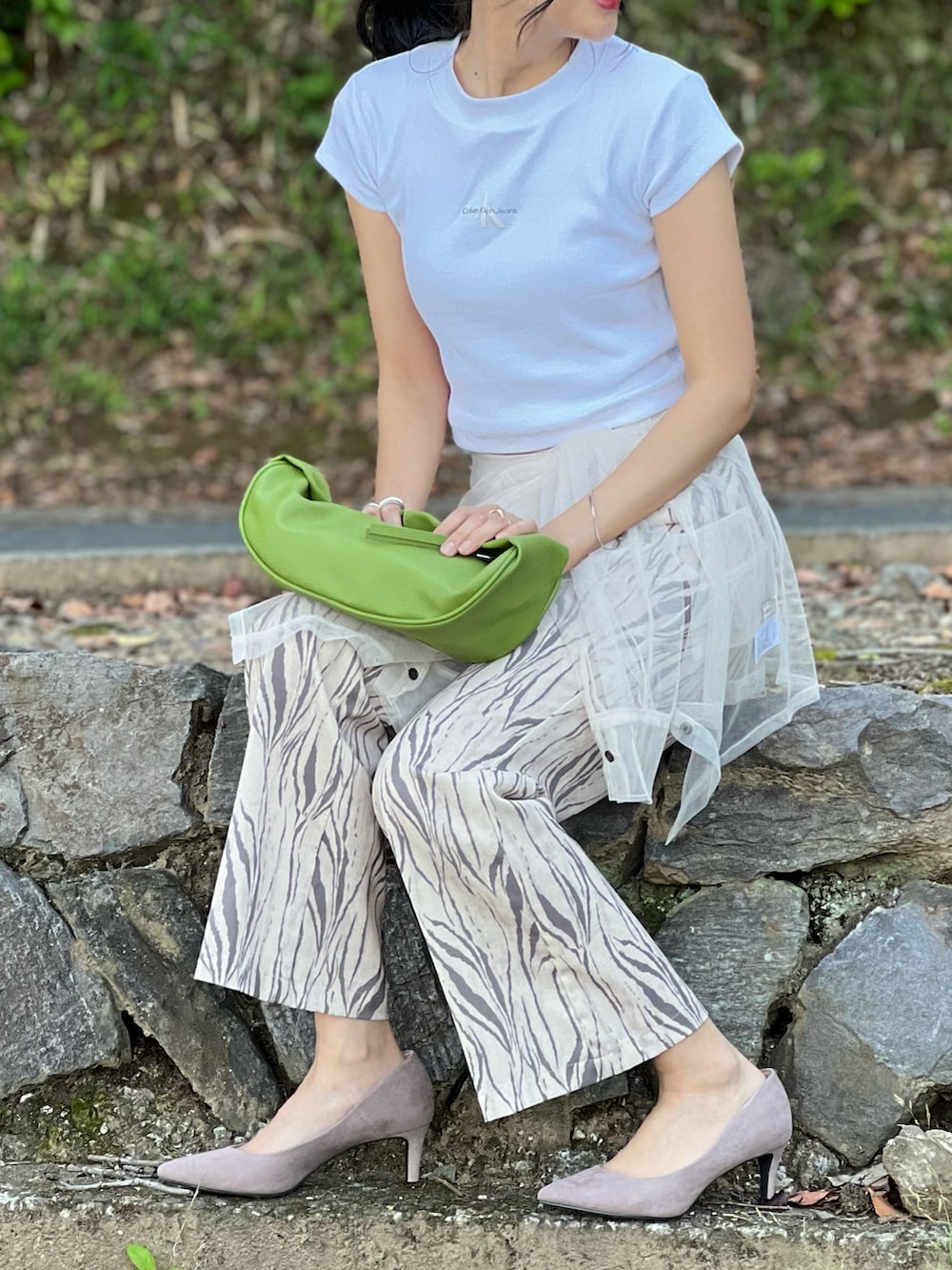 ホワイト系のTシャツ/カットソー、ホワイト系のシャツ/ブラウス、ベージュ系のパンプスを着用したレディースの春コーディネートの4枚目の写真