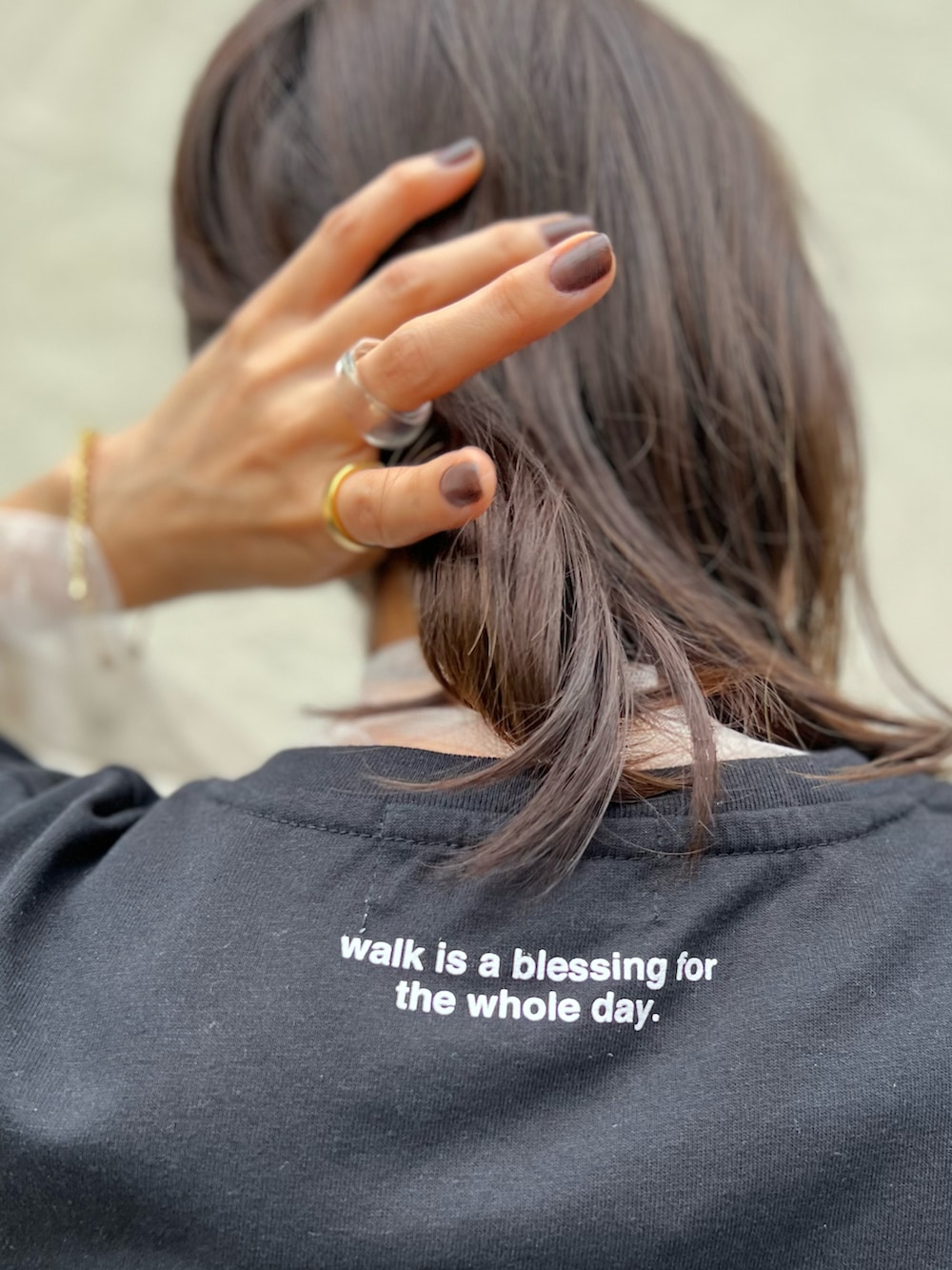 ブラック系のTシャツ/カットソー、ホワイト系のシャツ/ブラウス、グレー系のその他パンツを着用したレディースの春コーディネートの4枚目の写真