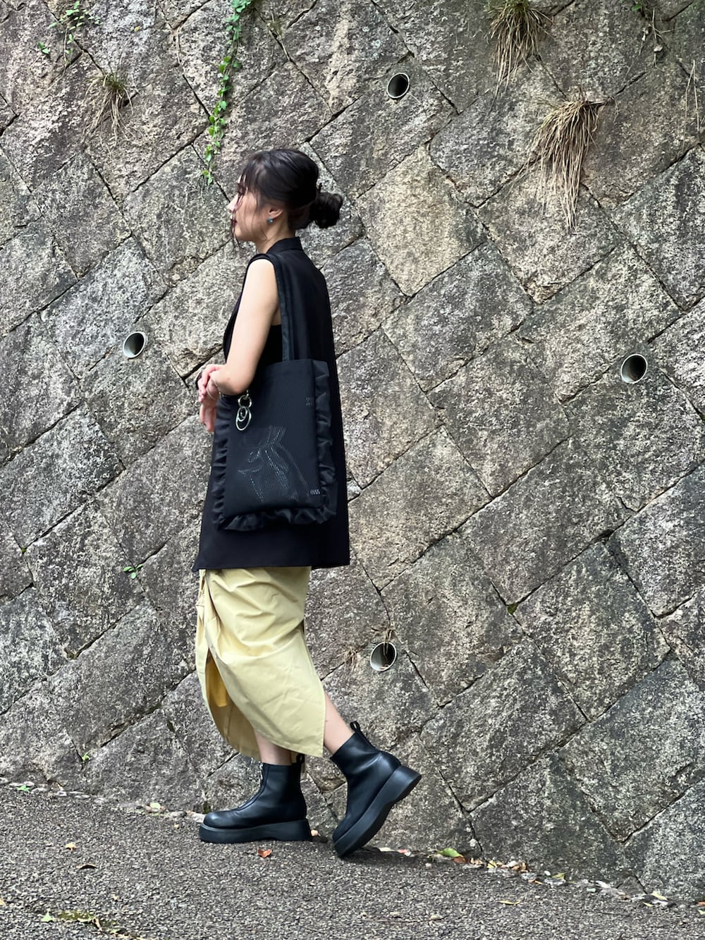 「お出かけコーデ、夏セールで買いました、大人女子、Lull、アツいコーデ全部見せ、ジレ、Hender Scheme、モード、休日スタイル、大人カジュアル、シンプルコーデ、ブーツ、初秋コーデ、骨格ウェーブ、ロングスカート」｜「Lullの【Lull / ルル】シャーリングスカート（スカート、イエロー系）」を使った、あみぃさん（骨格ウェーブ・レディース・161cm）の夏コーディネートの2枚目の写真