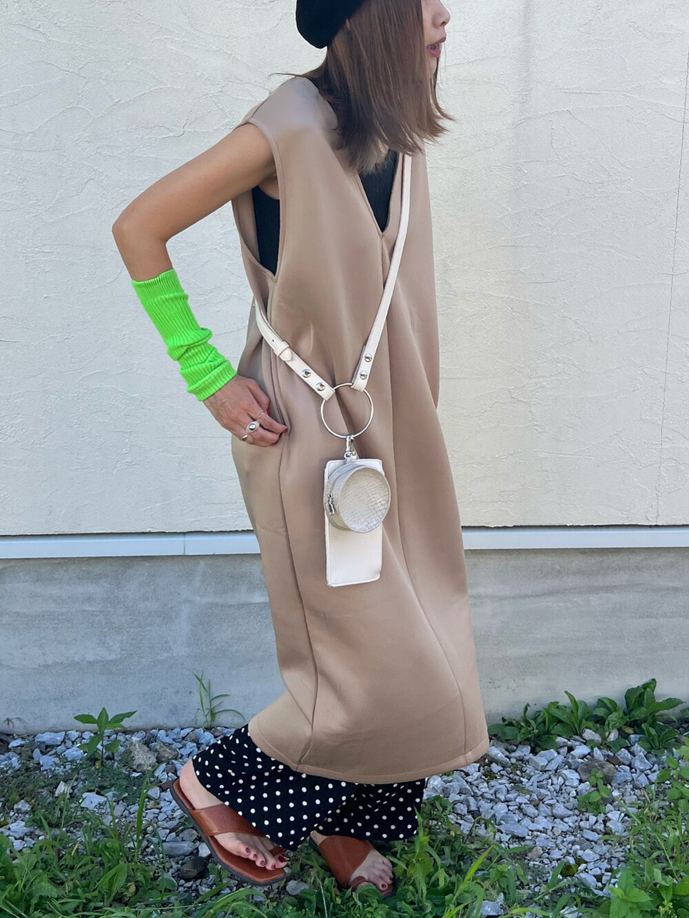 ブラック系のその他パンツ、ベージュ系のワンピース、ブラウン系のサンダルを着用したレディースの夏コーディネートの2枚目の写真