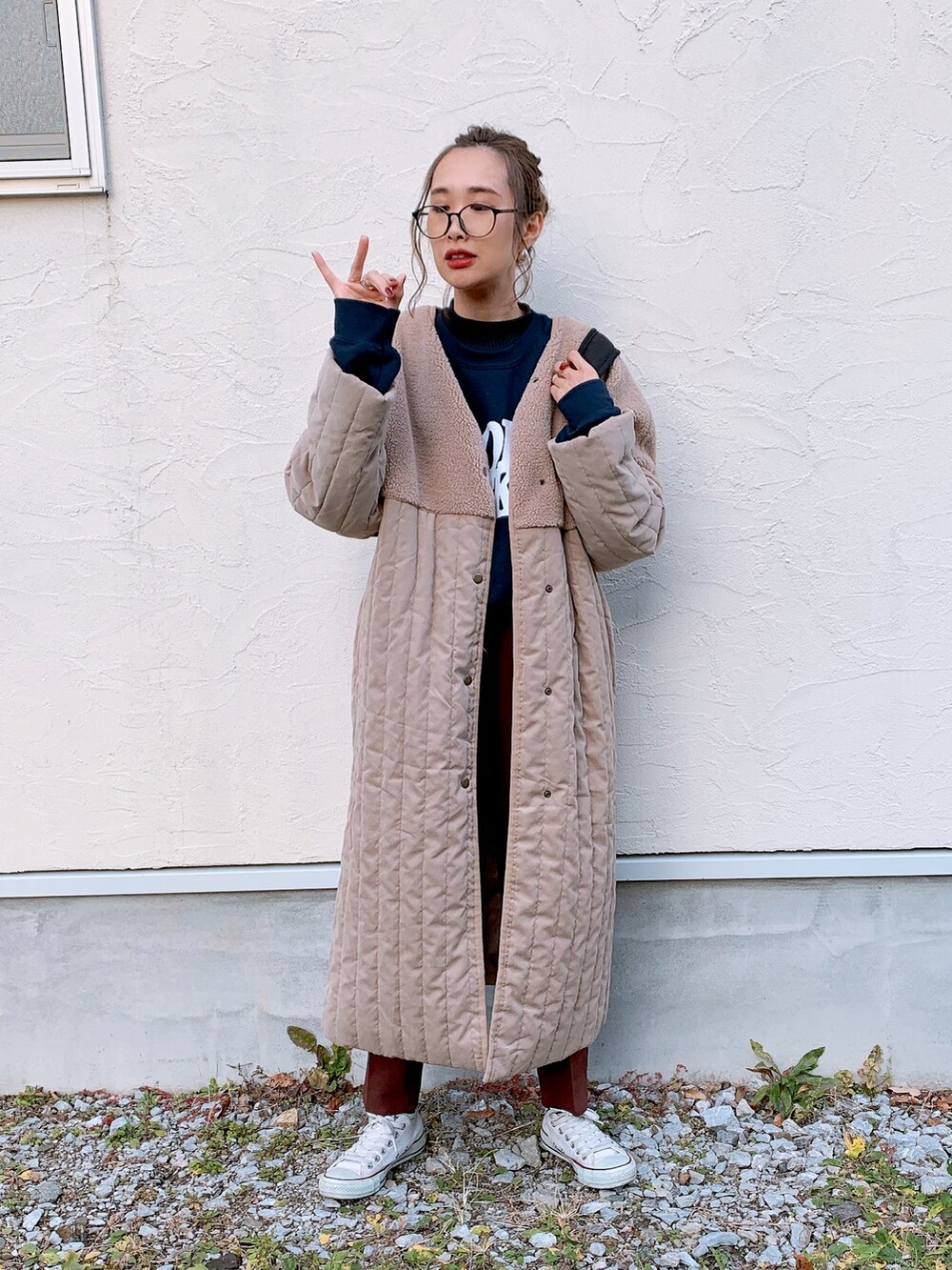 ベージュ系のノーカラーコート、ブラウン系のその他パンツ、ホワイト系のスニーカーを着用したレディースの冬コーディネートの4枚目の写真