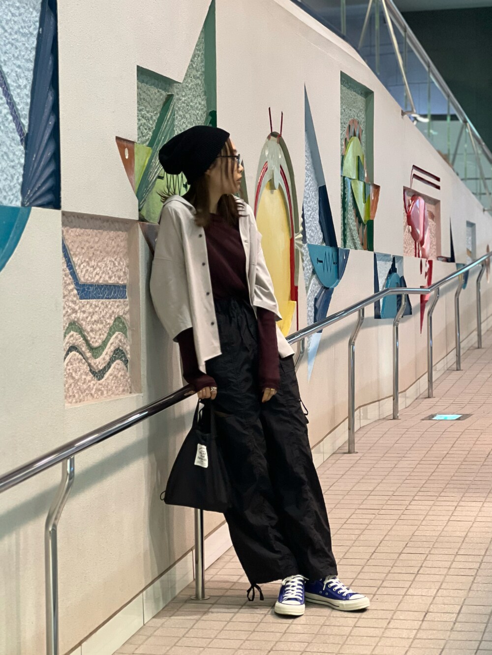 ベージュ系のシャツ/ブラウス、ブラウン系のTシャツ/カットソー、ブラック系のカーゴパンツを着用したレディースの夏コーディネートの3枚目の写真