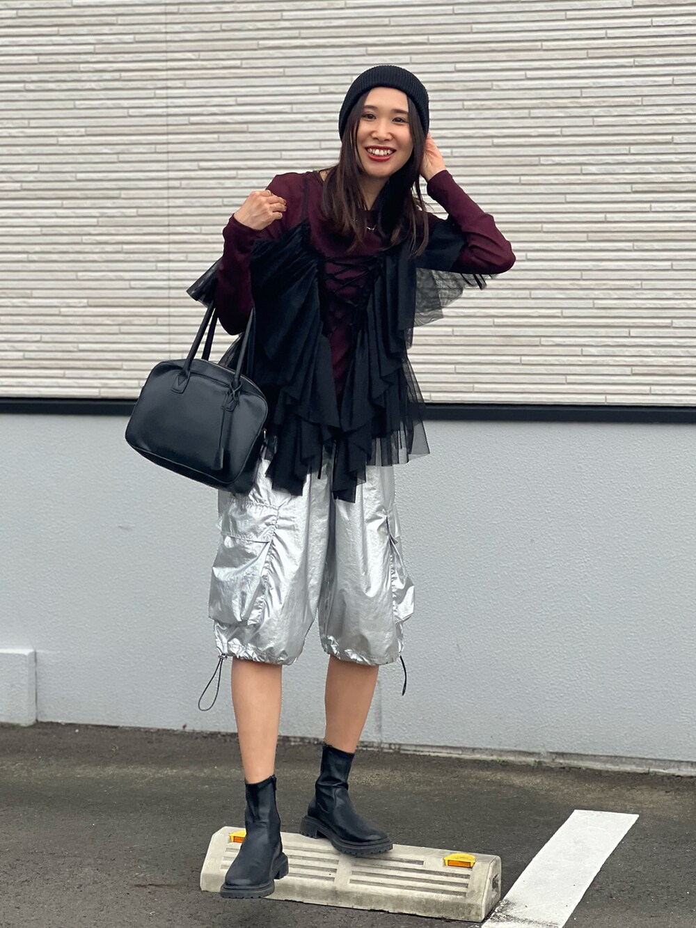 「モード、モードカジュアル、モードストリート、レイヤードスタイル、秋コーデ、お出かけコーデ、休日スタイル、ビスチェ、シアートップス、秋色、プチプラ、ハロウィン、ブーツ、カフェ、ニット帽」｜「EzickのMulti-layered レースアップチュールビスチェ（ベスト、ブラック系）」を使った、あみぃさん（骨格ウェーブ・レディース・161cm）の秋コーディネートの3枚目の写真