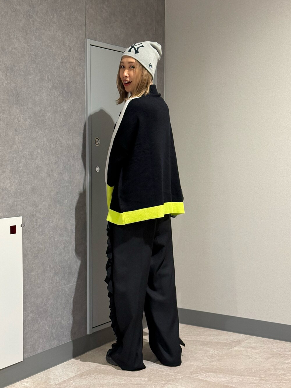 ブラック系のニット/セーター、ブラック系のトートバッグ、ブラック系のその他パンツを着用したレディースの秋コーディネートの2枚目の写真