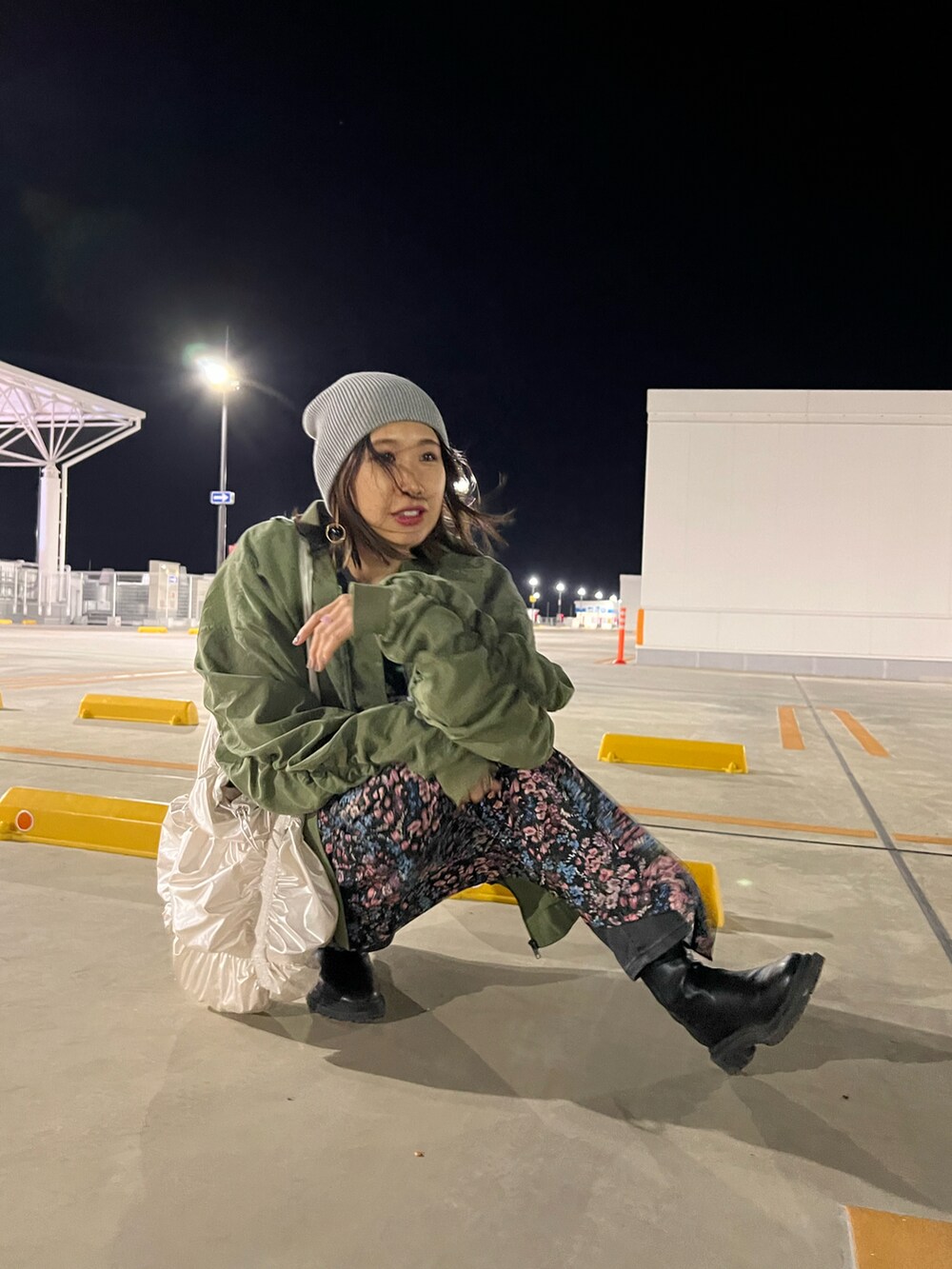 グレー系のスウェット、ブラック系のスカート、グレー系のデニムパンツを着用したレディースの秋コーディネートの5枚目の写真