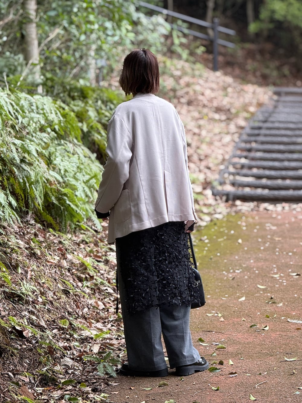 ベージュ系のテーラードジャケット、ブラック系のTシャツ/カットソー、ブラック系のボストンバッグを着用したレディースの春コーディネートの3枚目の写真